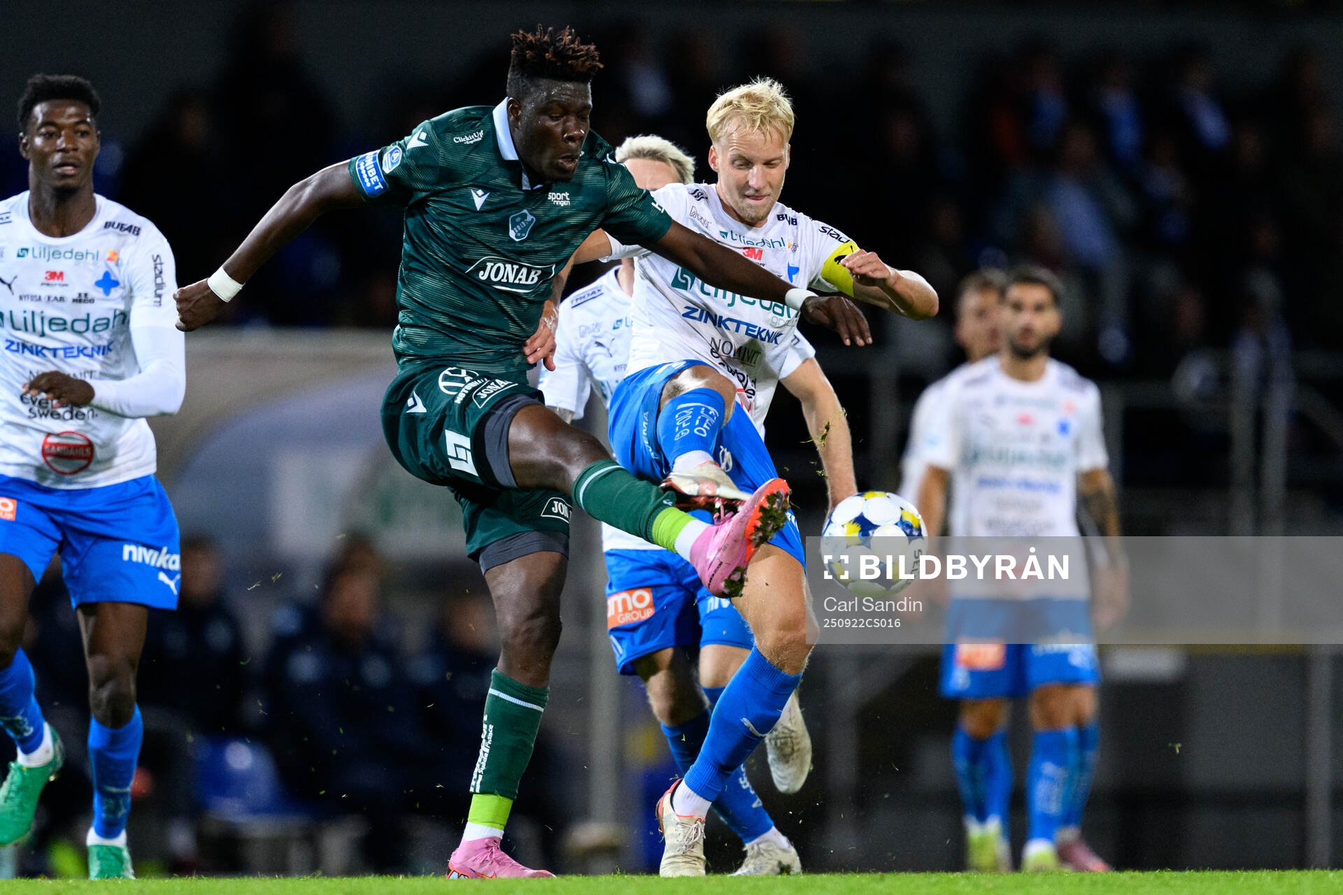 Halmstads Emmanuel Yeboah och Värnamos Victor Larsson