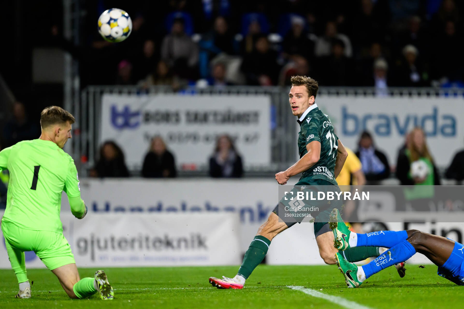 Värnamos målvakt Hugo Keto och Halmstads Villiam Granath