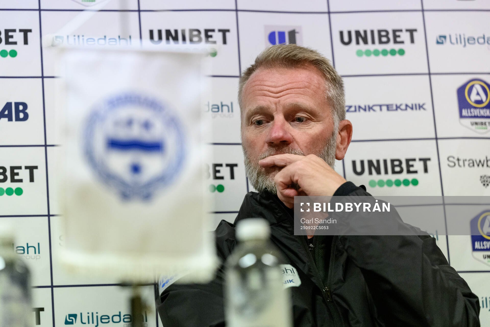 Värnamos tränare Arne Sandstø på en presskonferens