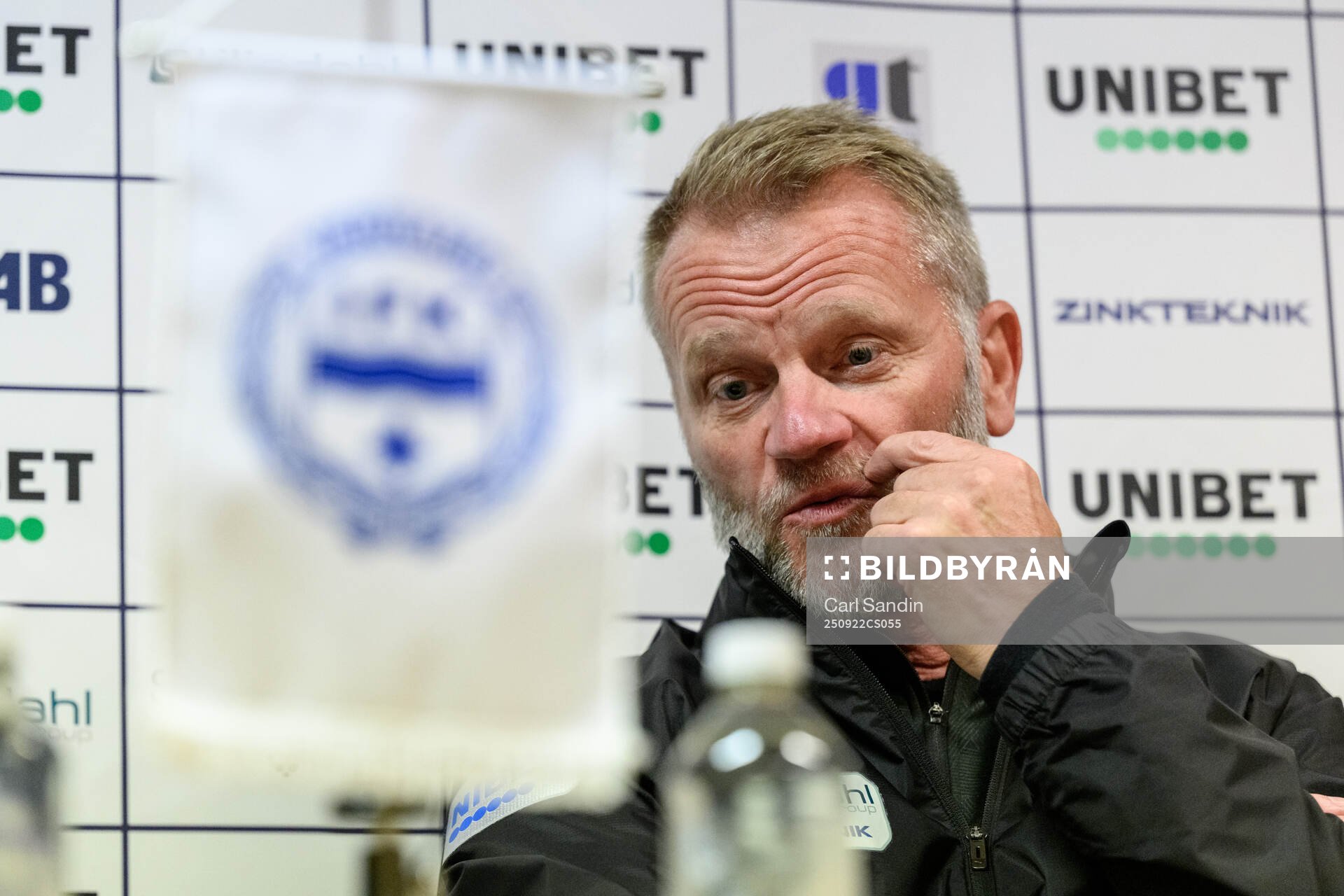 Värnamos tränare Arne Sandstø på en presskonferens