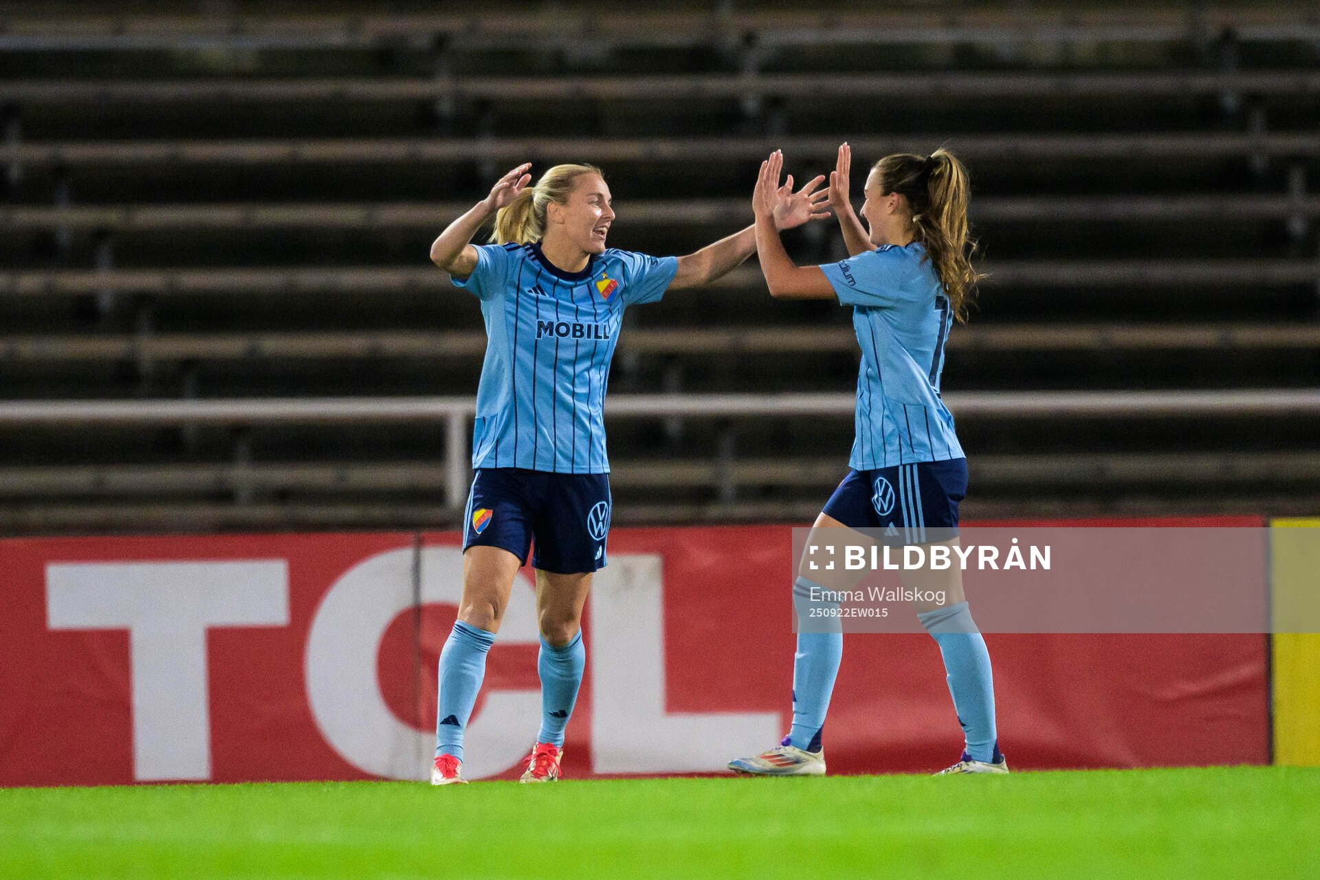 Djurgårdens Mimmi Larsson och Lucia Duras jublar