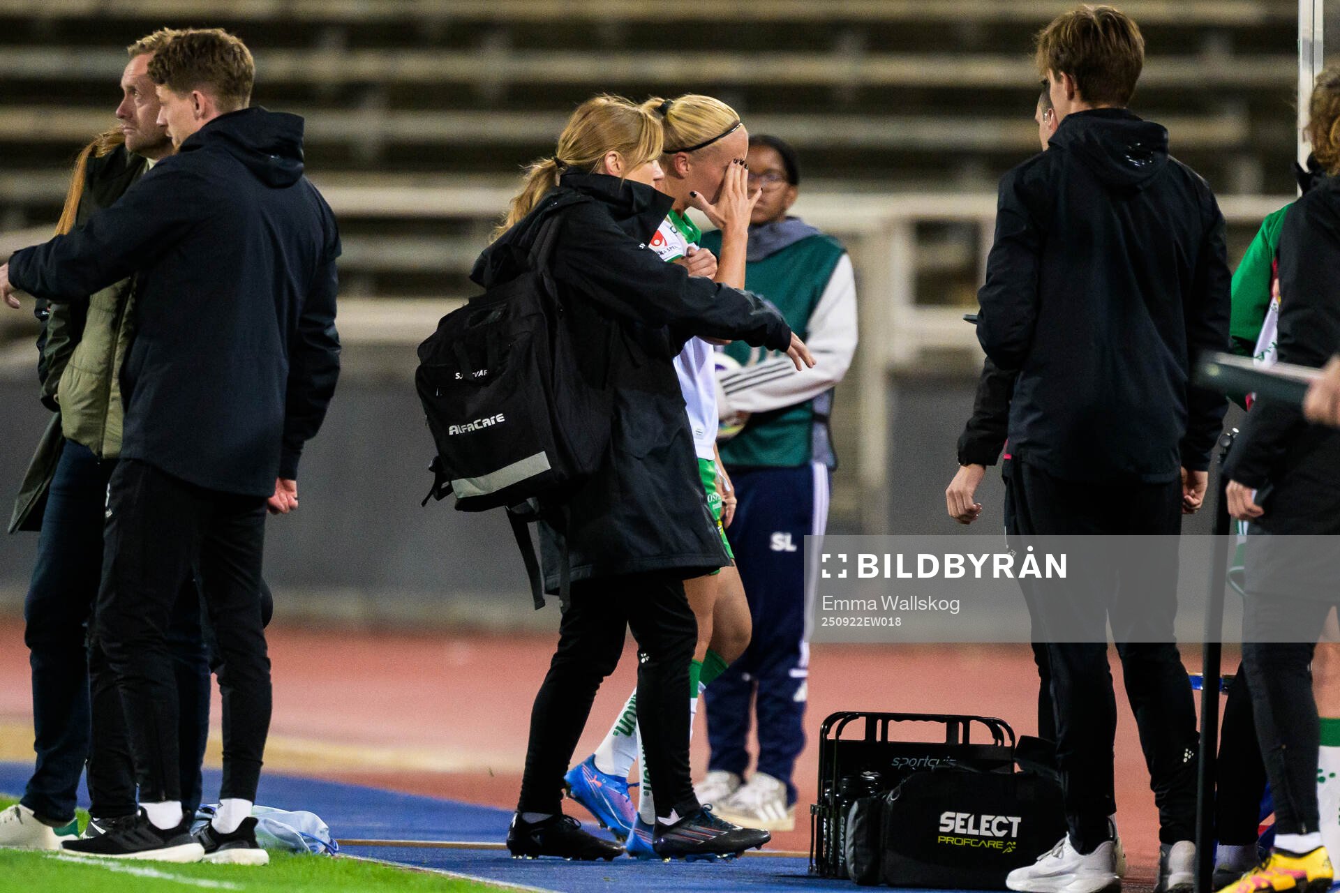 Hammarbys Stina Lennartsson lämnar planen skadad