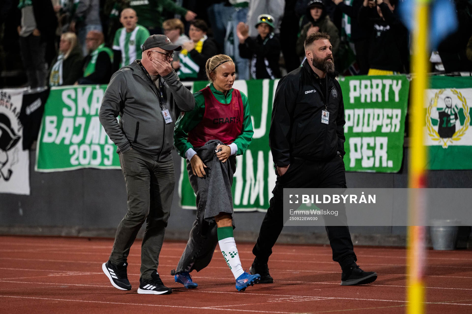 Hammarbys Stina Lennartsson lämnar planen skadad