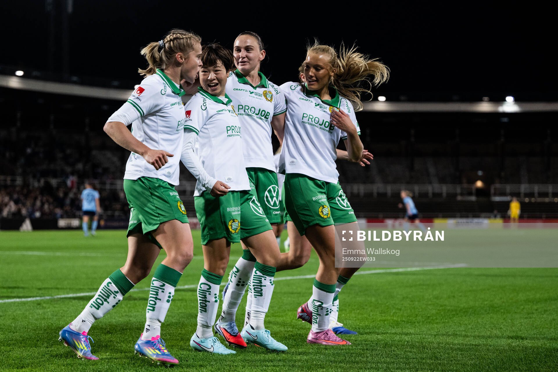 Hammarbys Asato Miyagawa jublar med Julie Blakstad, Vilde