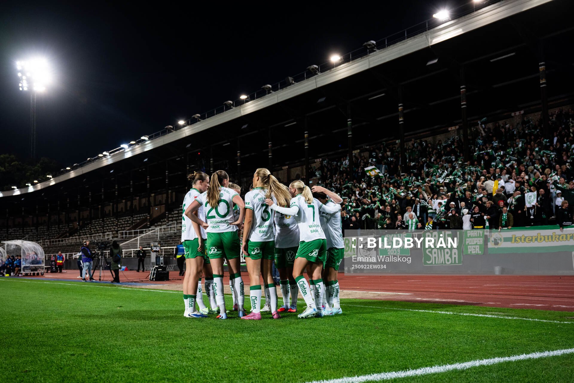 Hammarbys Asato Miyagawa jublar med lagkamrater