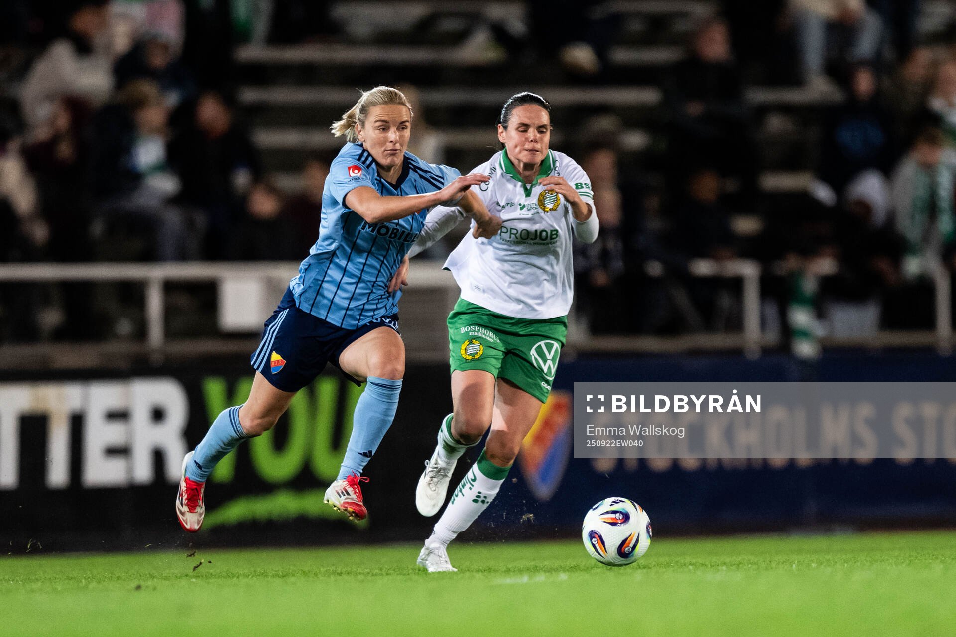 Djurgårdens Mimmi Larsson och Hammarbys Simone Boye