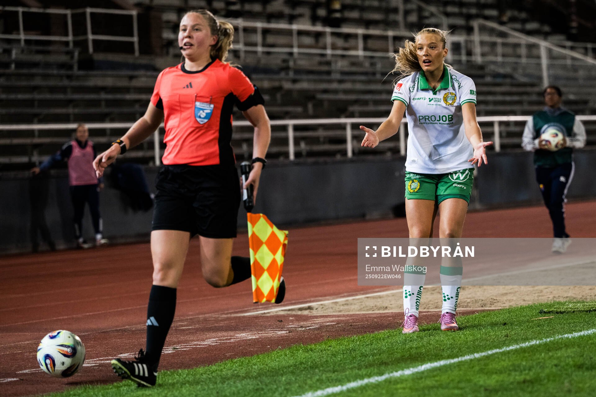 Hammarbys Smilla Holmberg reagerar mot linjedomare Josefine