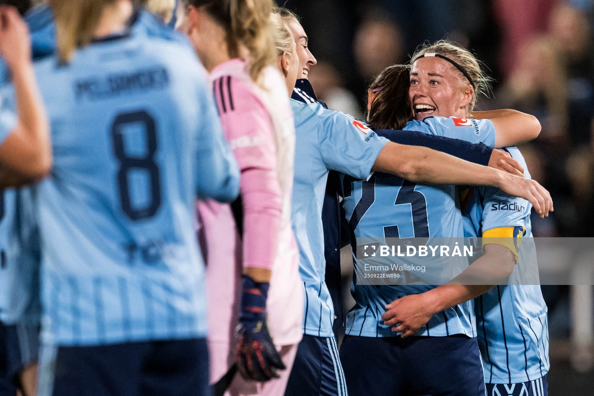 Djurgårdens Urara Watanabe och Therese Åsland jublar