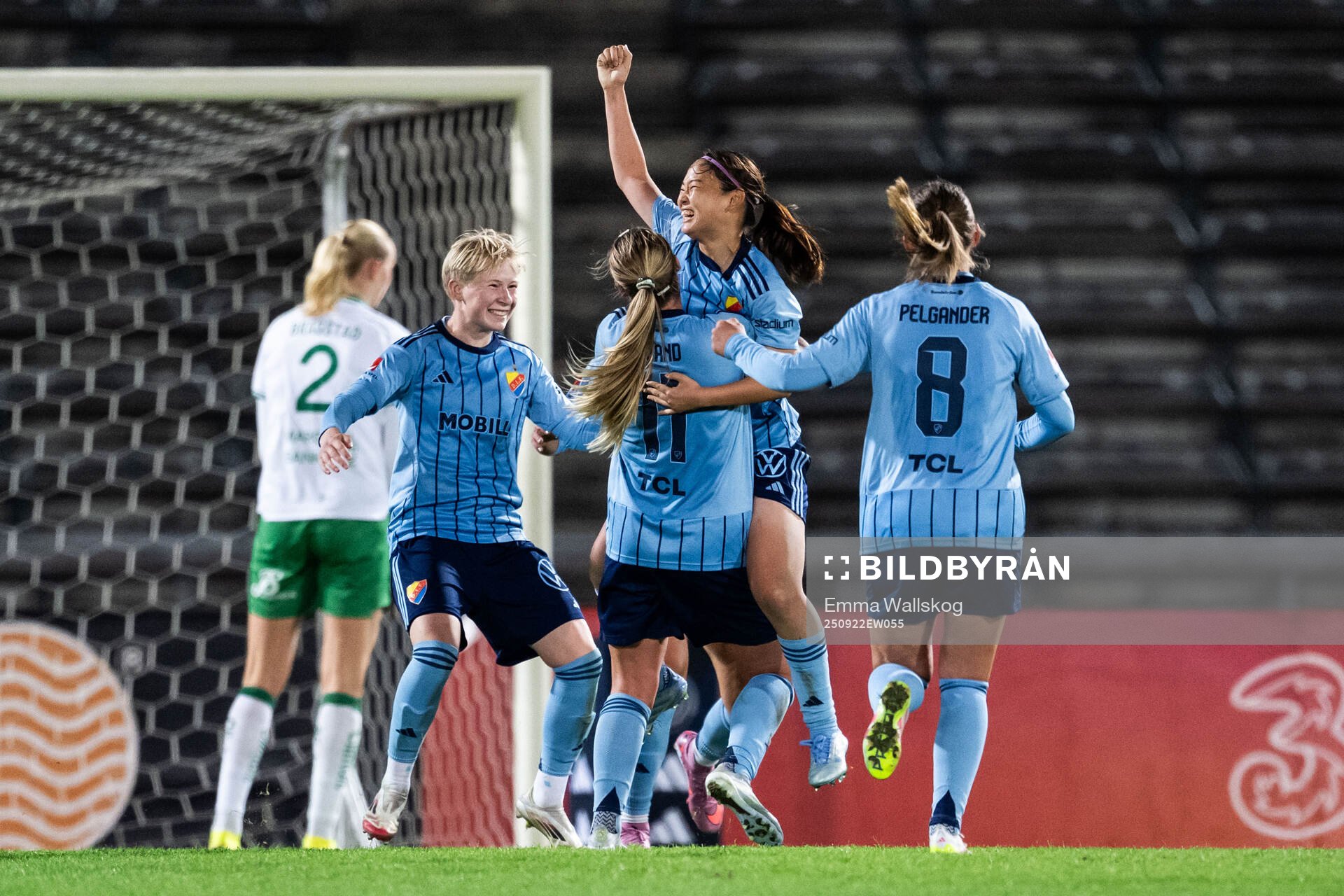 Djurgårdens Urara Watanabe jublar med Olivia Ulenius och