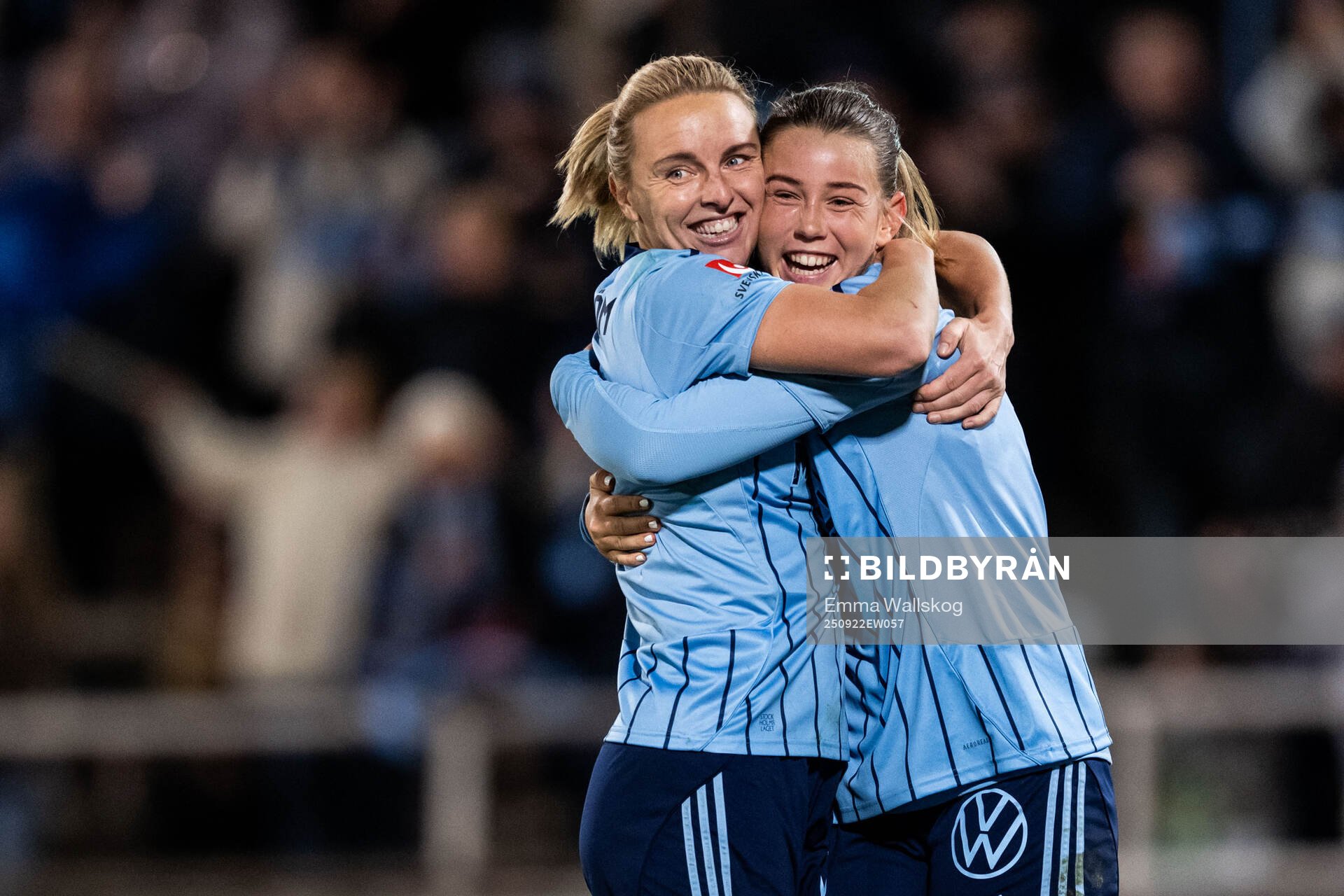 Djurgårdens Mimmi Larsson och Elsa Pelgander jublar