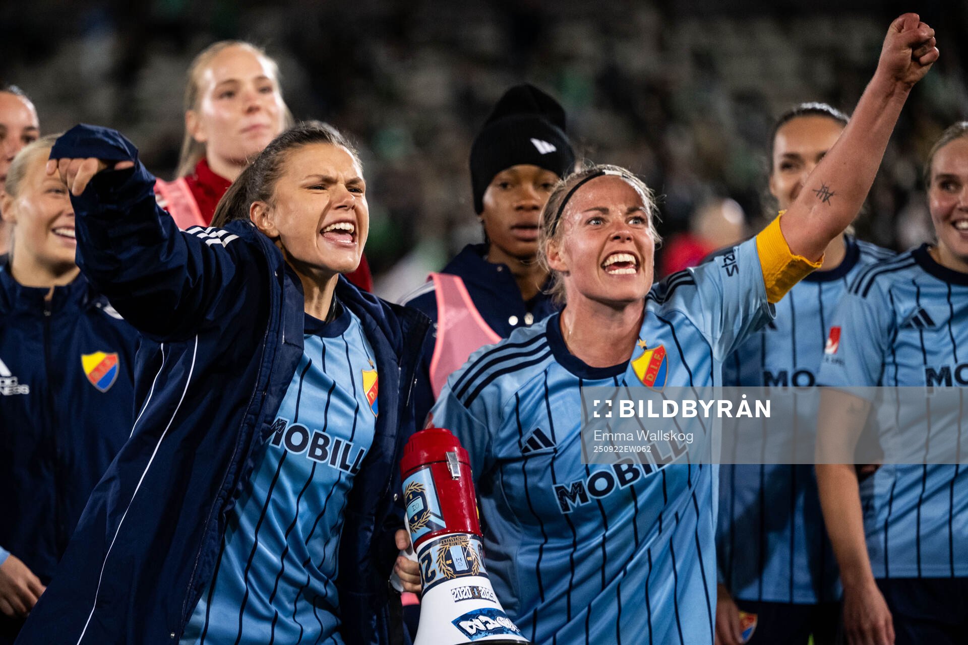 Djurgårdens Alexsandra Lobanova och Therese Åsland jublar