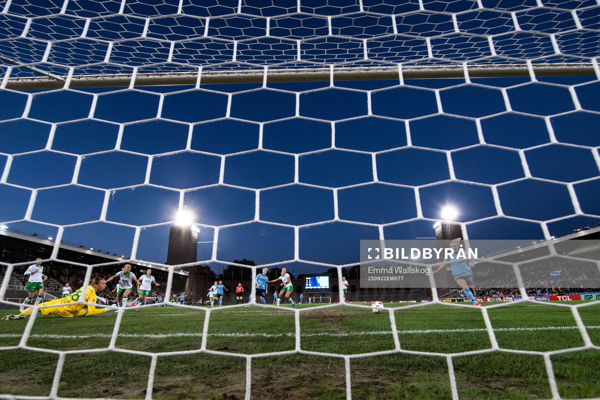 Djurgårdens Mimmi Larsson gör 1-0 bakom Hammarbys