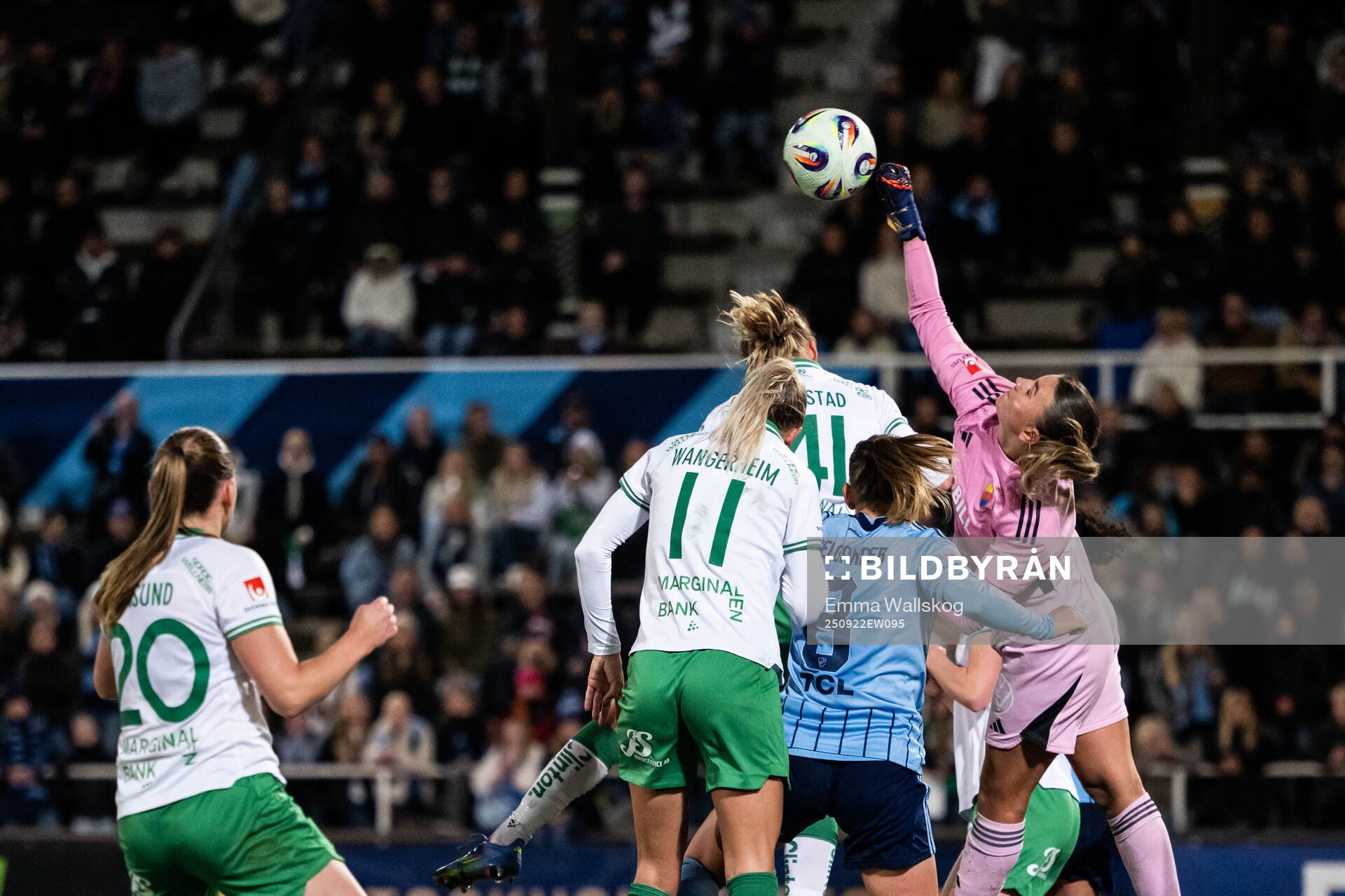 Djurgårdens målvakt Anna Aurora Koivunen mot Hammarbys
