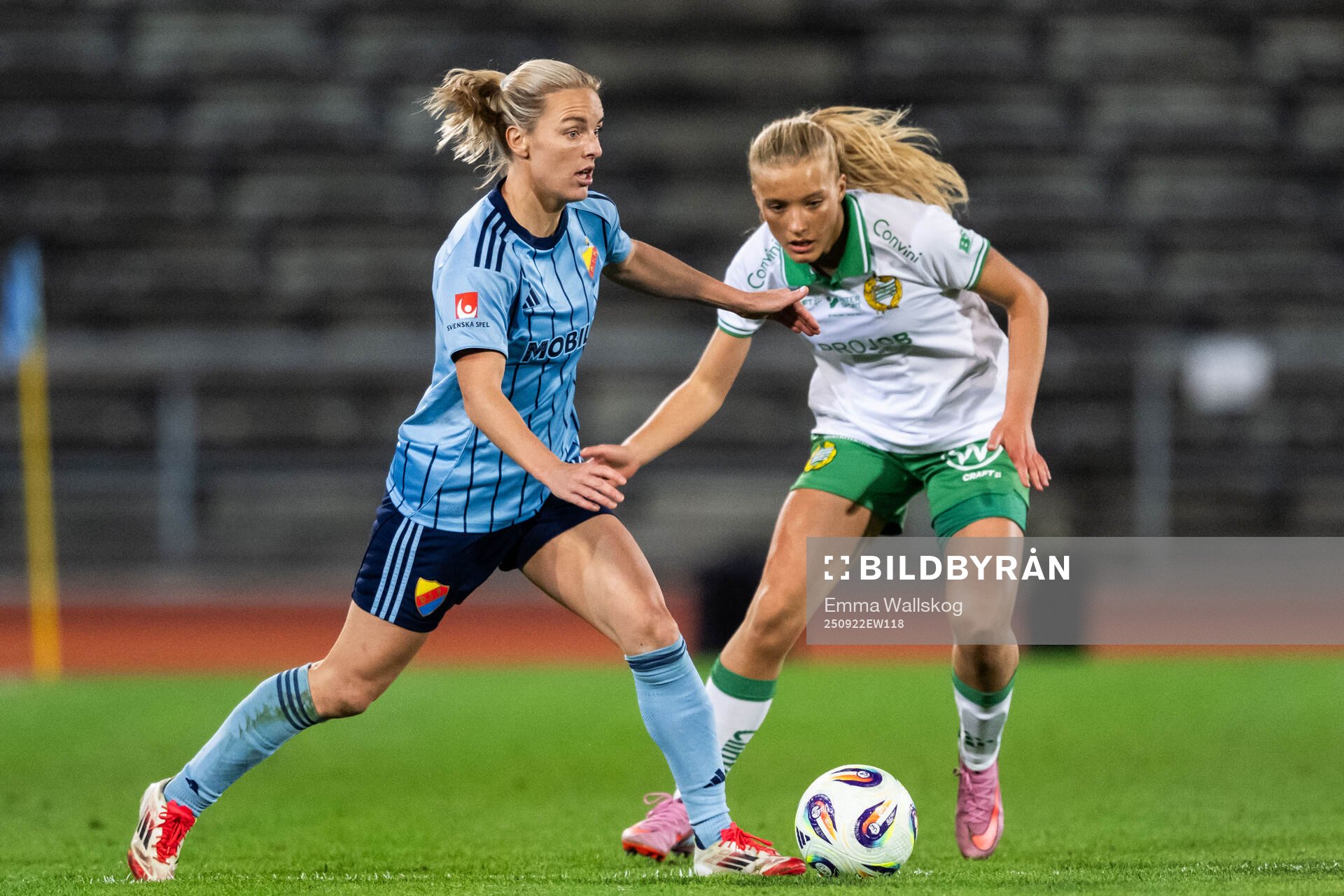 Djurgårdens Mimmi Larsson och Hammarbys Smilla Holmberg