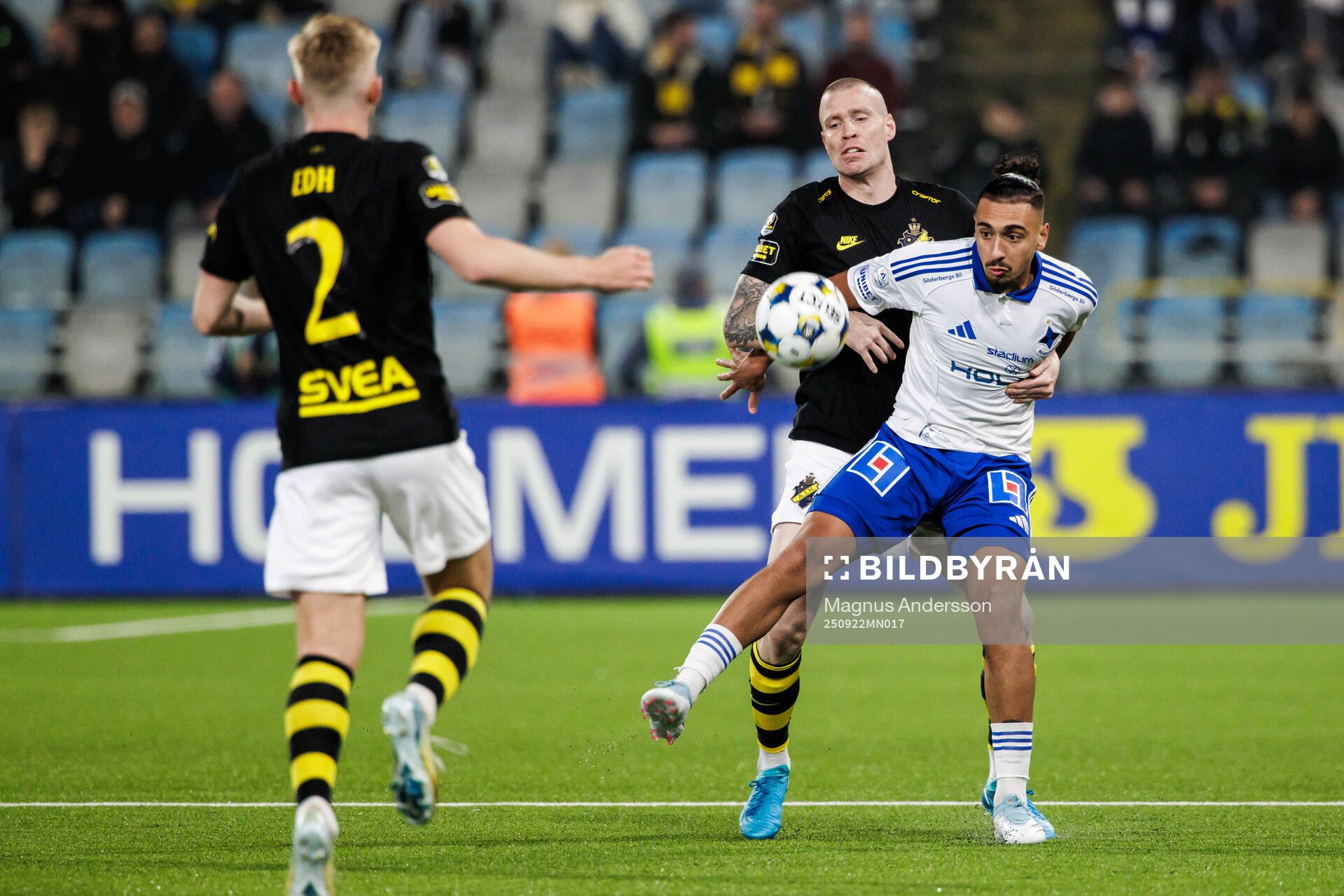 AIKs Thomas Poppler Isherwood och IFK Norrköpings Moutaz