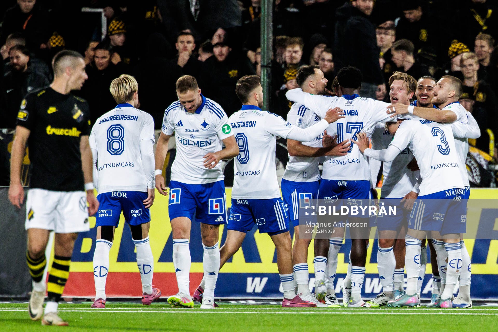 IFK Norrköpings Alexander Fransson jublar med lagkamrater