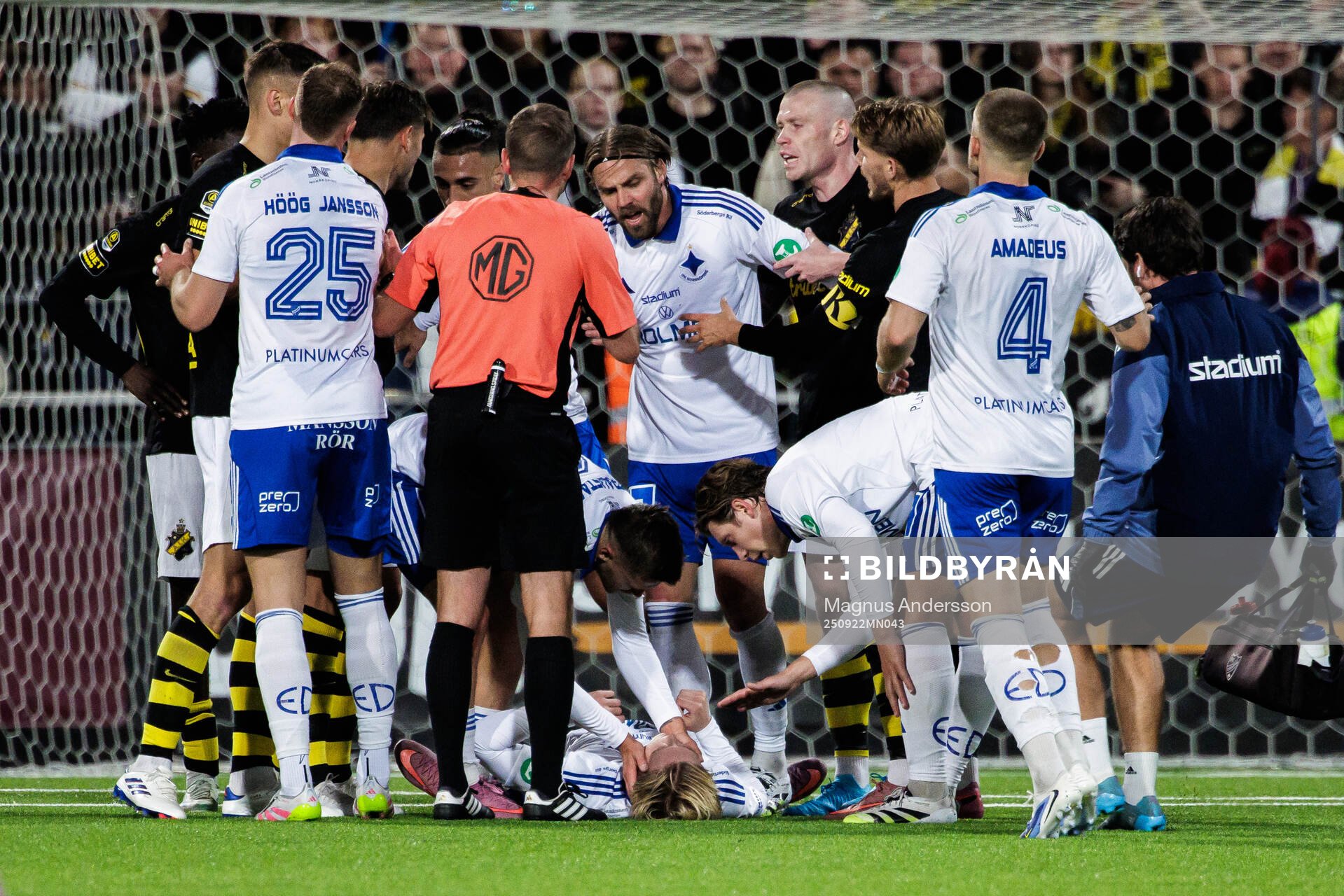 IFK Norrköpings Isak Andri Sigurgeirsson får vård