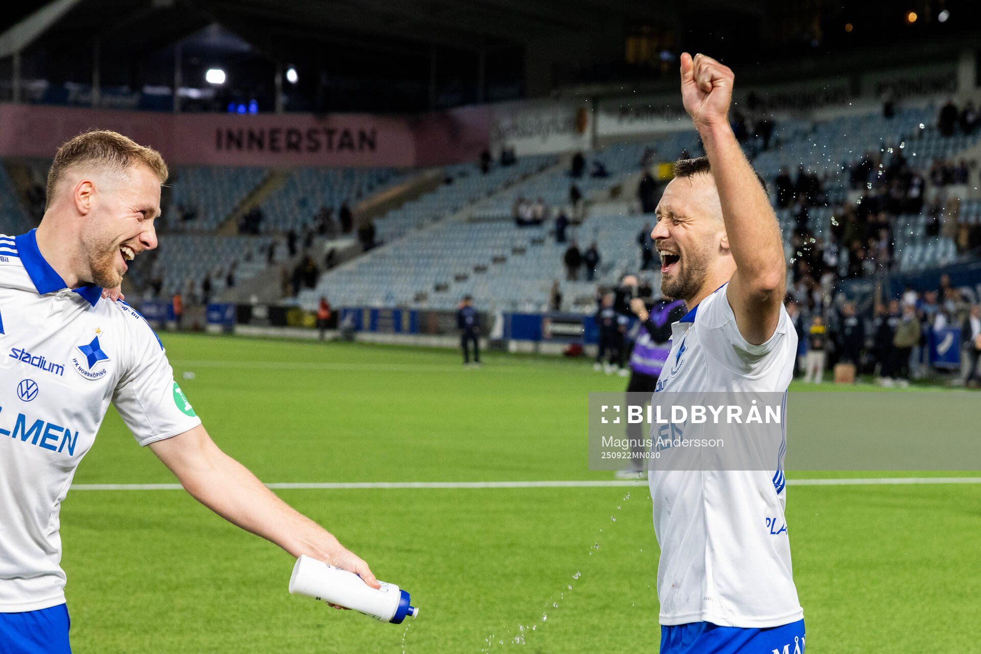 IFK Norrköpings Kevin Höög Jansson och Max Watson jublar