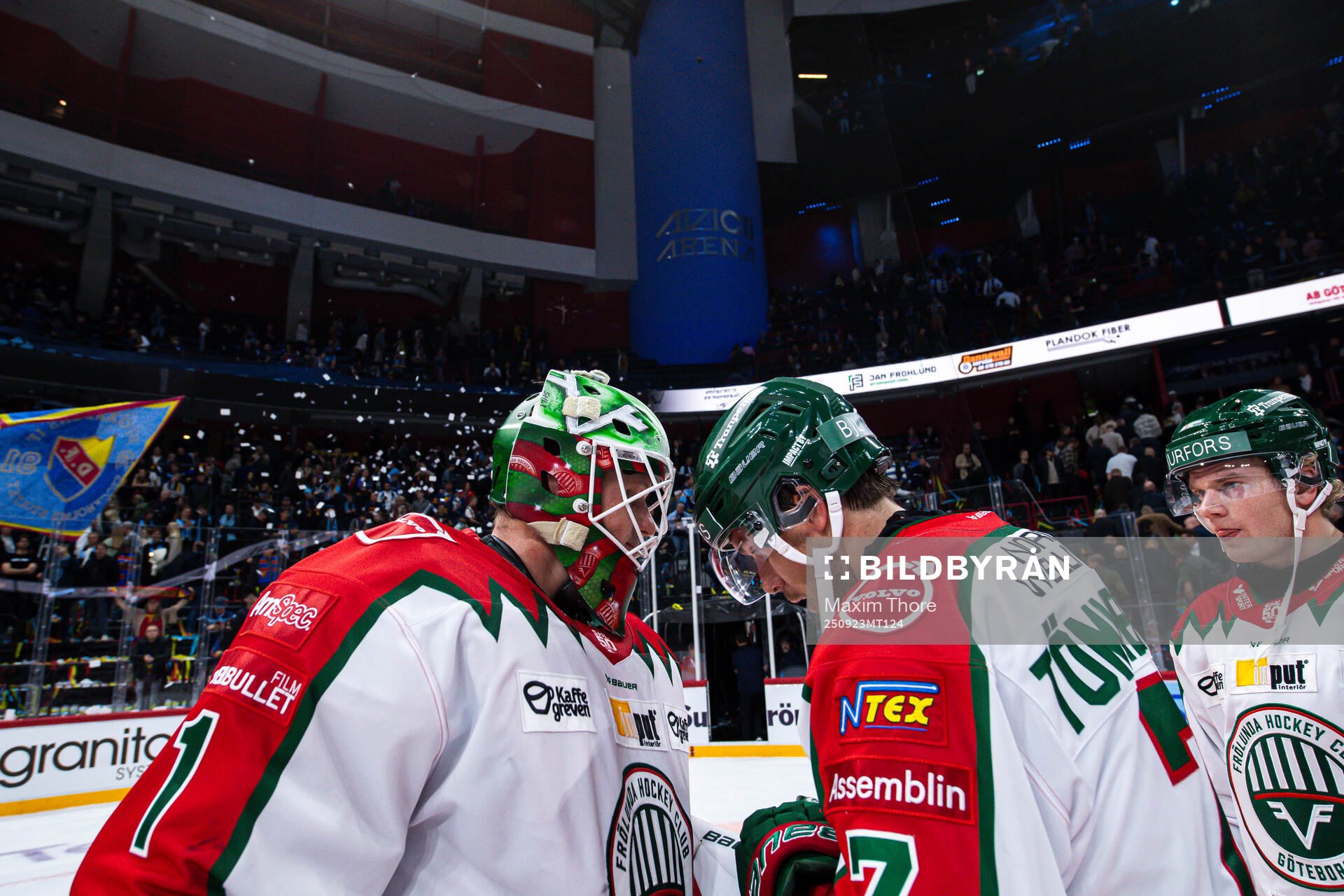 Frölundas målvakt Lars Johansson jublar med Henrik