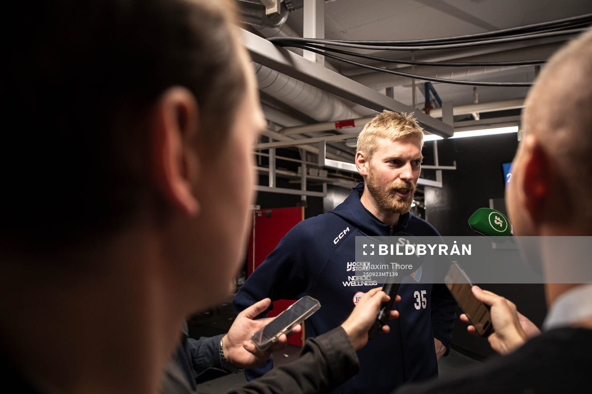 Djurgårdens målvakt Magnus Hellberg pratar med media