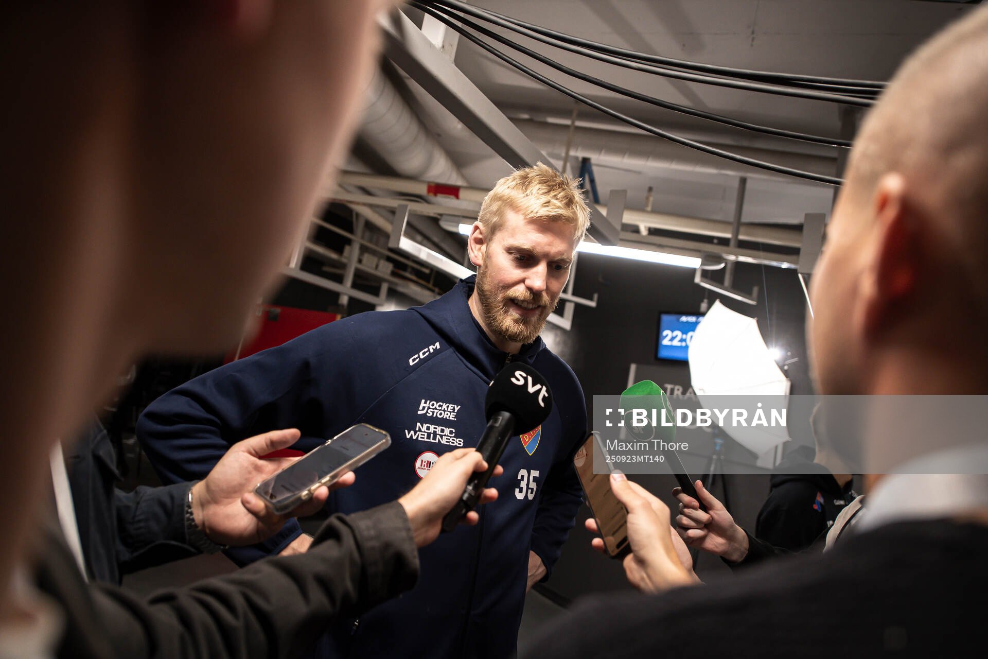 Djurgårdens målvakt Magnus Hellberg pratar med media