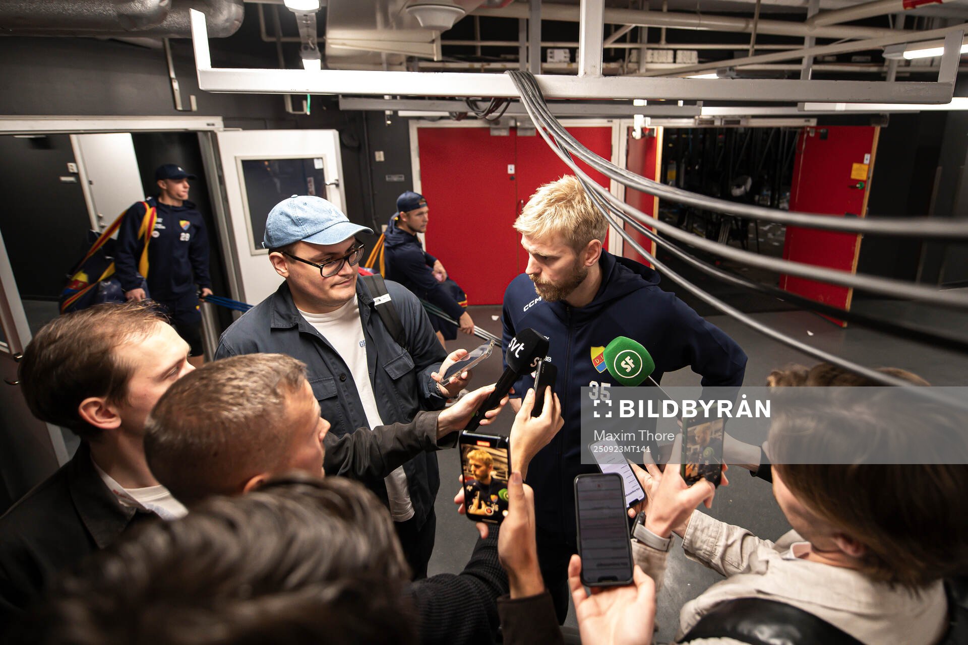 Djurgårdens målvakt Magnus Hellberg pratar med media