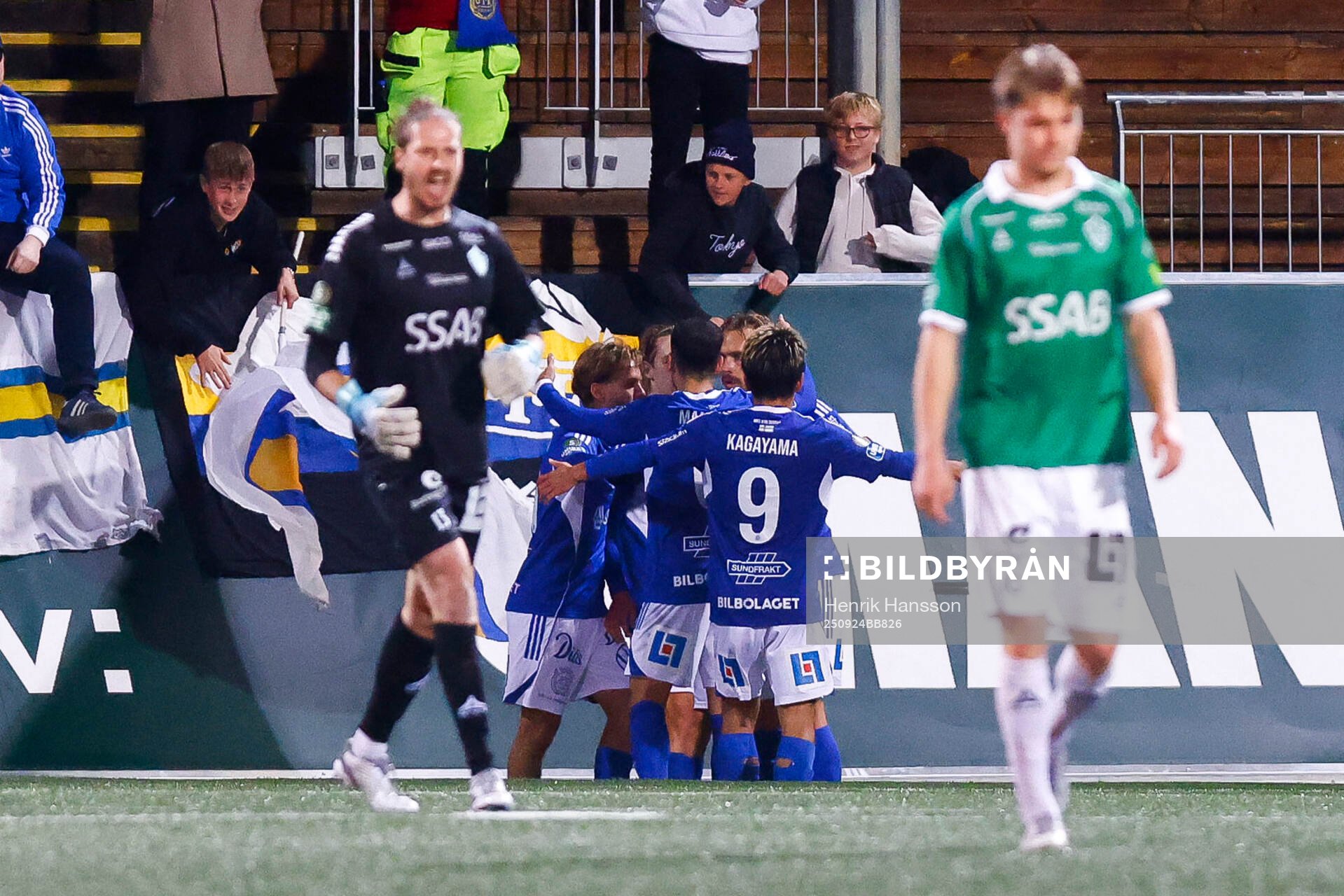 GIF Sundsvalls Ture Sandberg jublar med lagkamrater