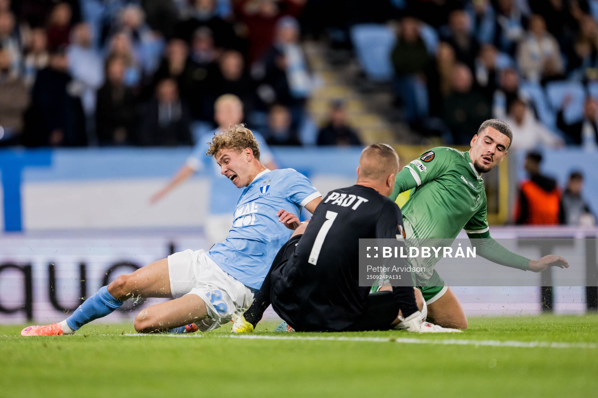 Hugo Bolin of Malmö FF against goalkeeper Sergio Padt and