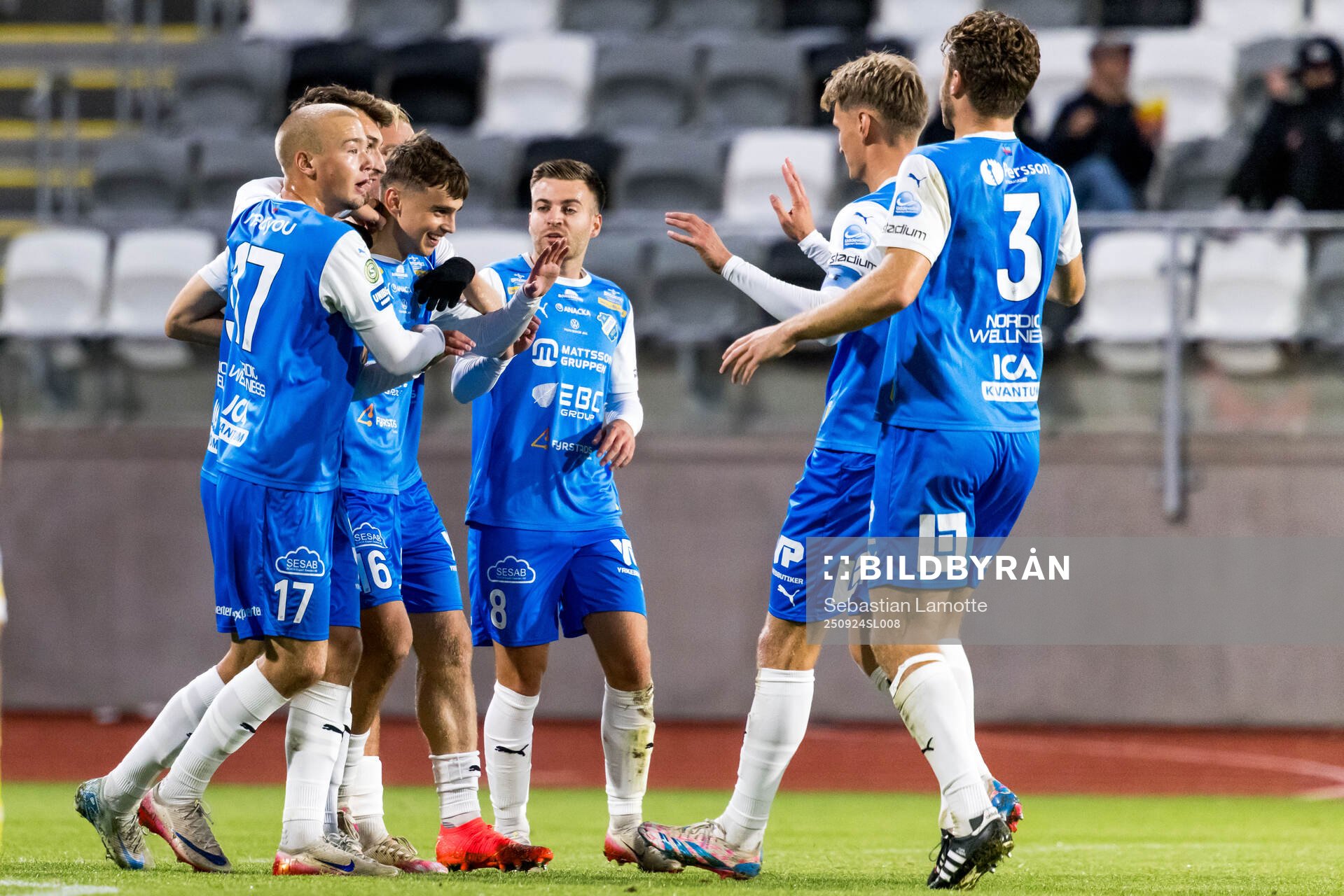 Oddevolds Emir Derviskadic jublar med lagkamrater