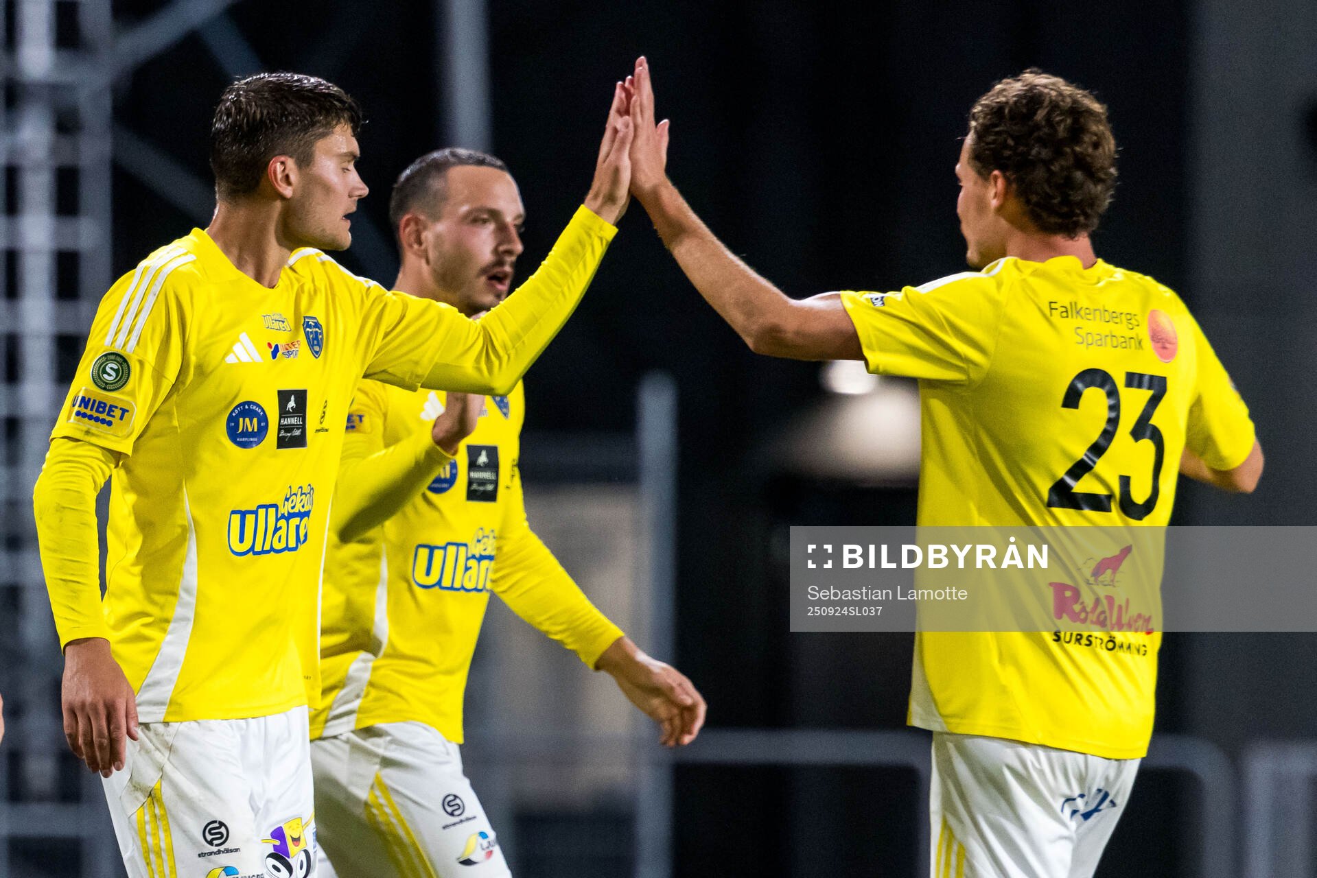 Falkenbergs Viktor Ekblom jublar med Alexander Salo