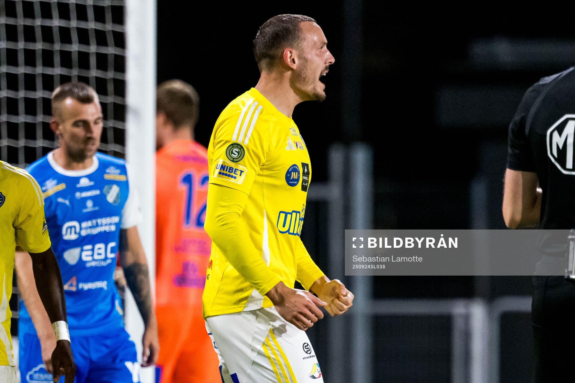 Falkenbergs Viktor Ekblom jublar