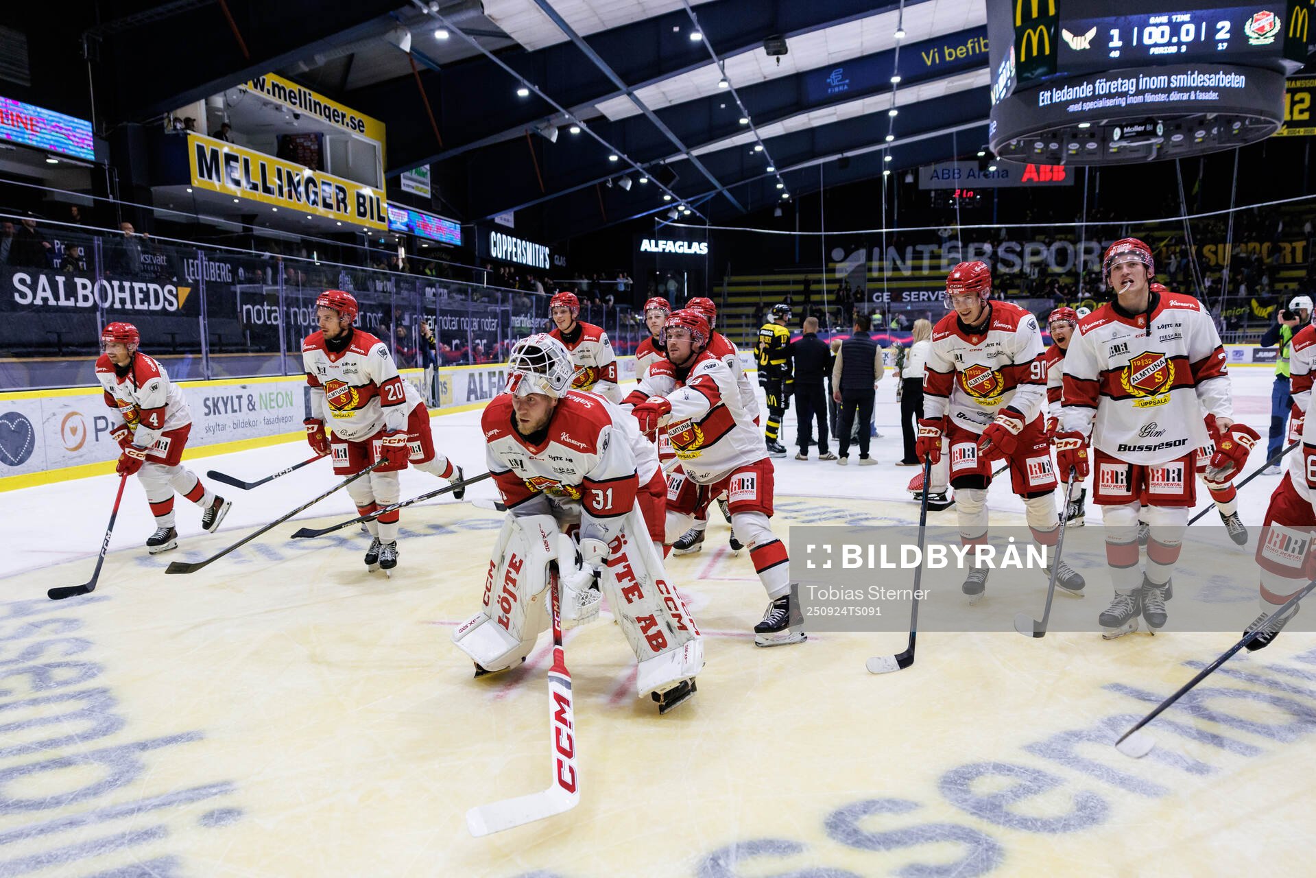 Almtunas målvakt Viktor Andrén och Kalle Eriksson jublar