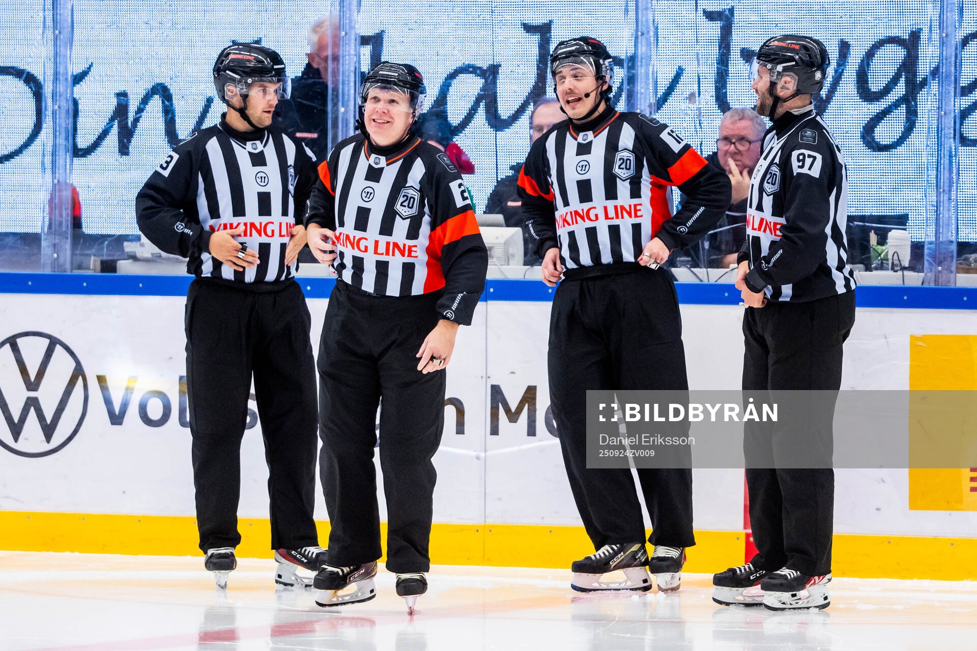Linjedomare Samuel Nordqvist och Domare Anders Sandahl och