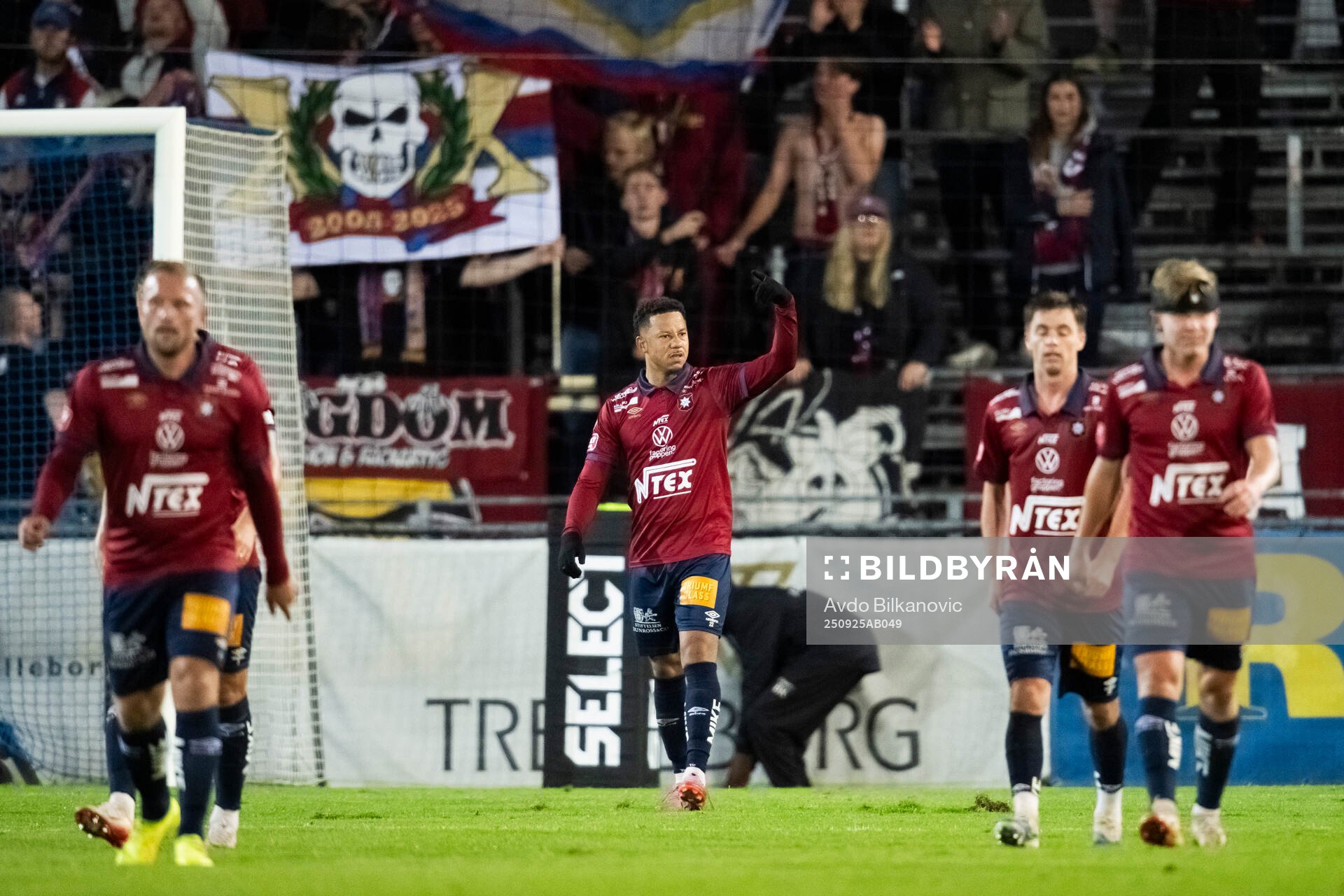 Örgrytes Tobias Sana jublar