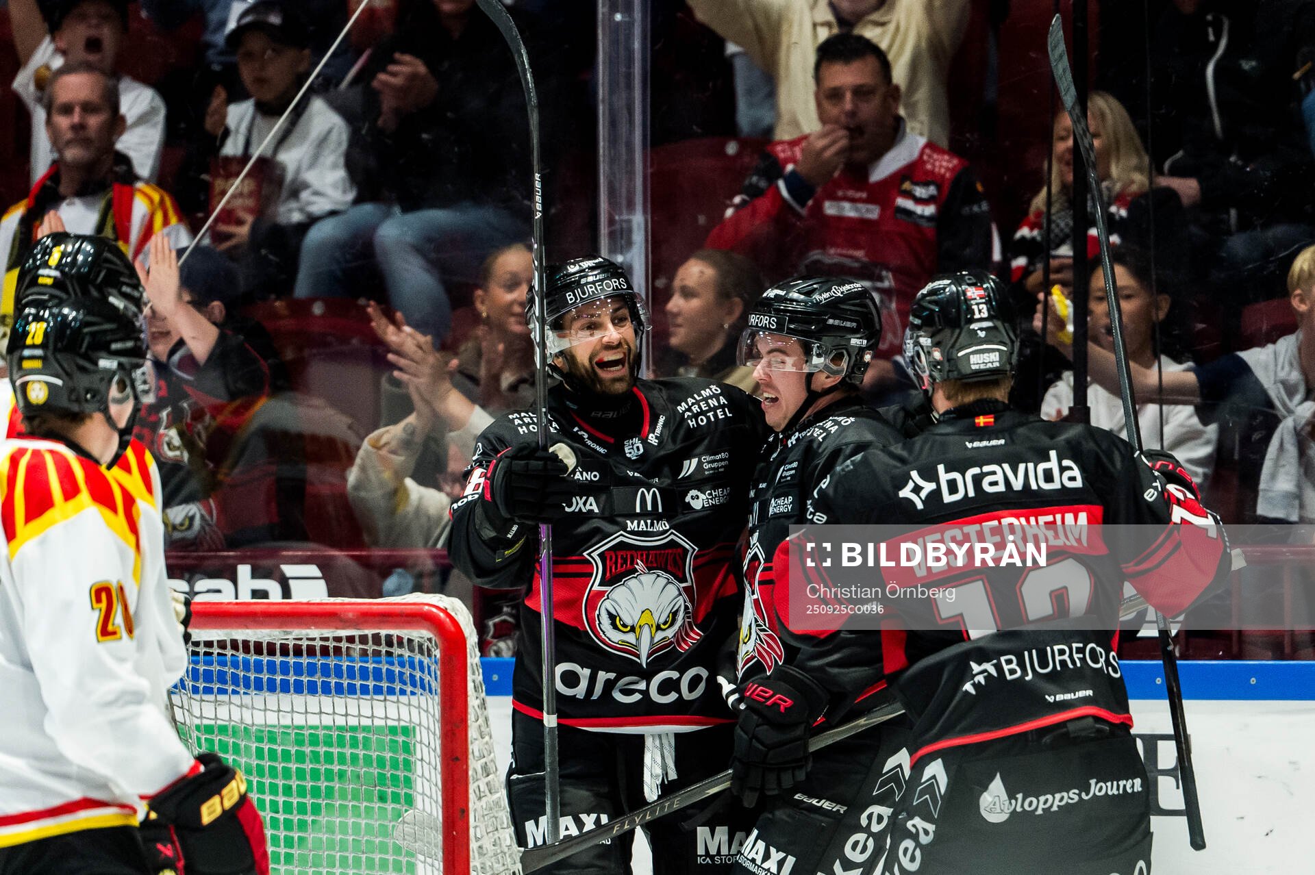 Malmö Redhawks Topi Niemelä jublar