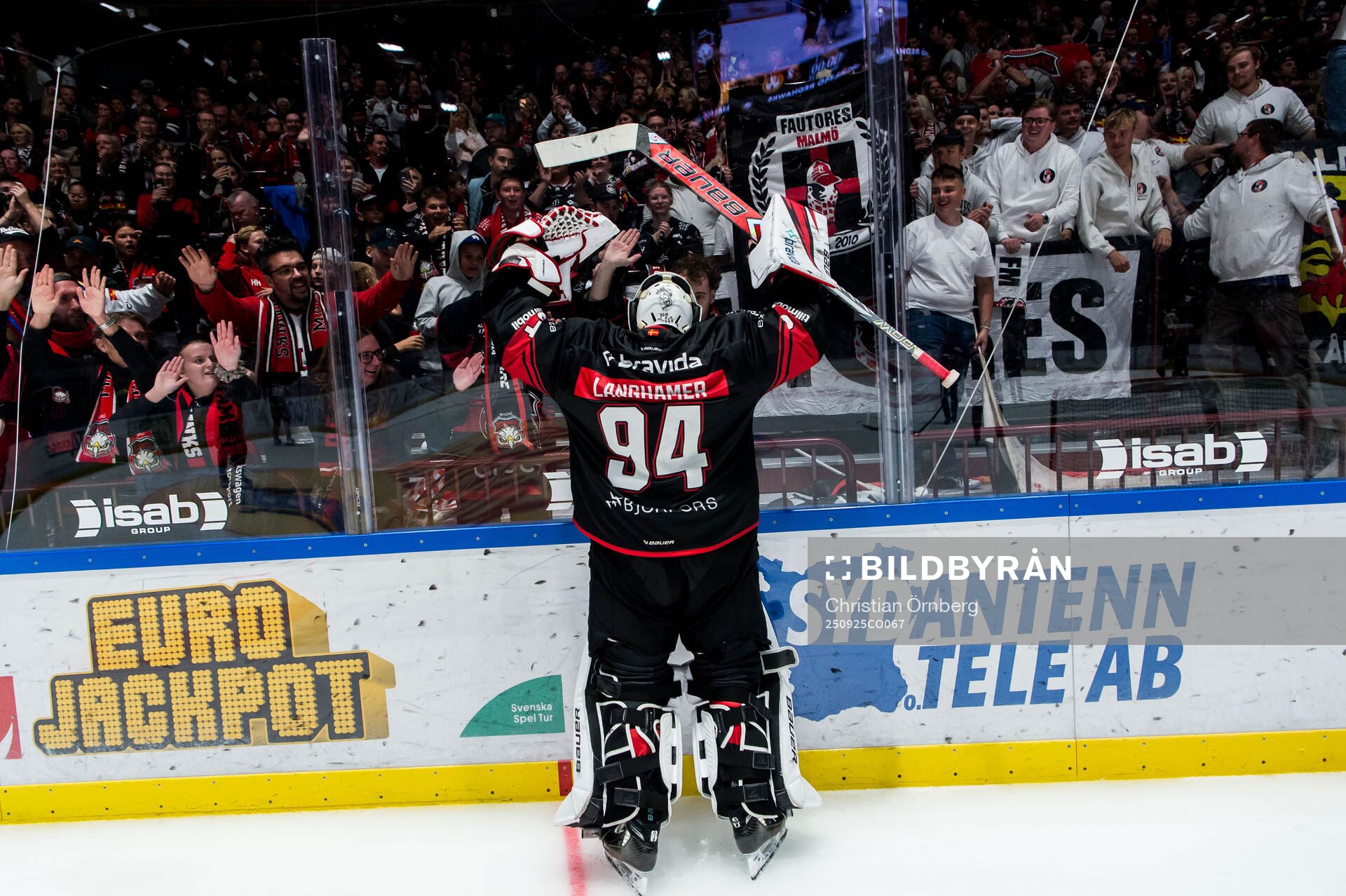 Malmö Redhawks målvakt Marek Langhamer och supportrar