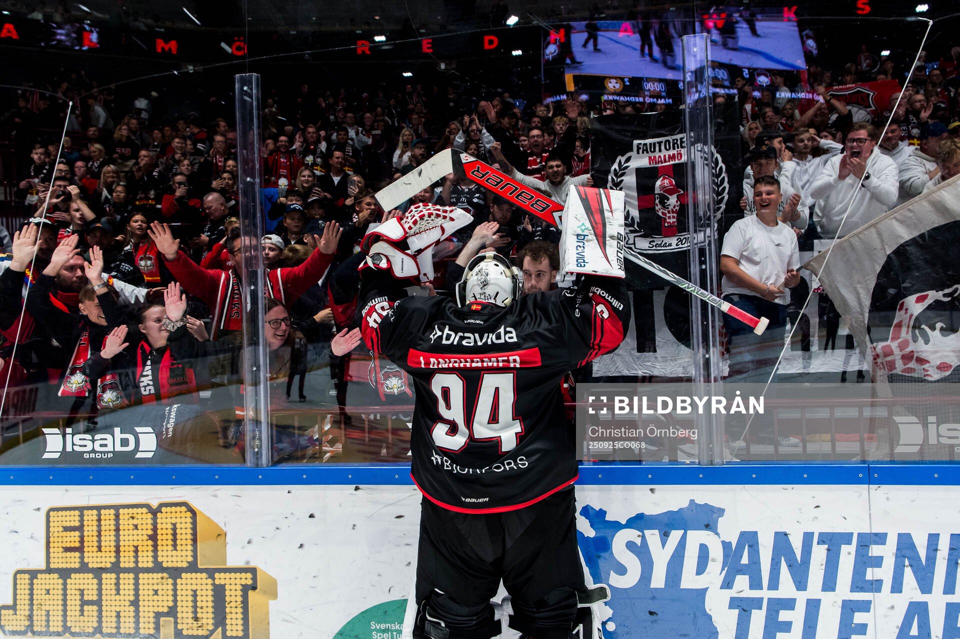 Malmö Redhawks målvakt Marek Langhamer och supportrar