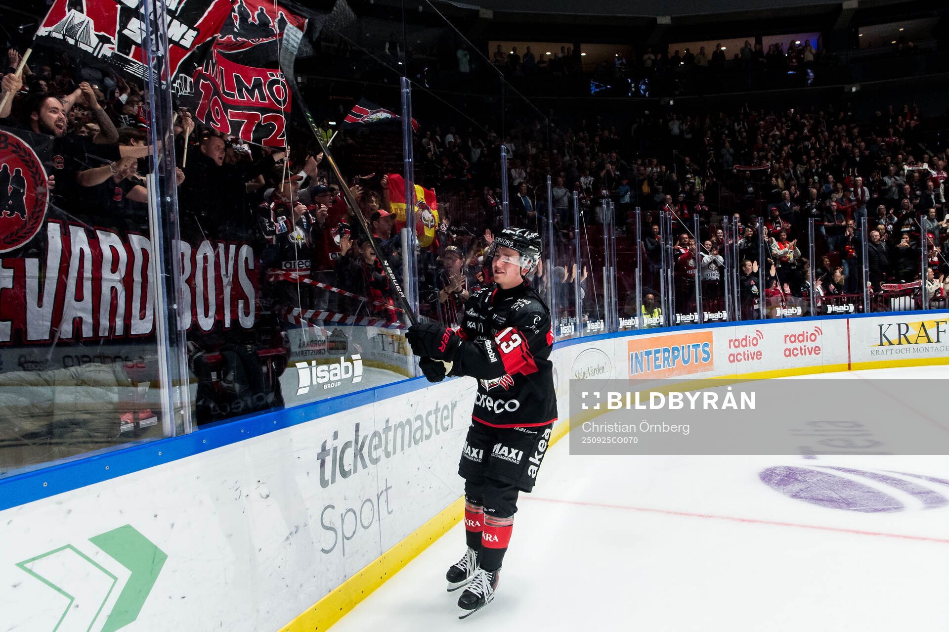 Malmö Redhawks Petter Vesterheim och supportrar jublar