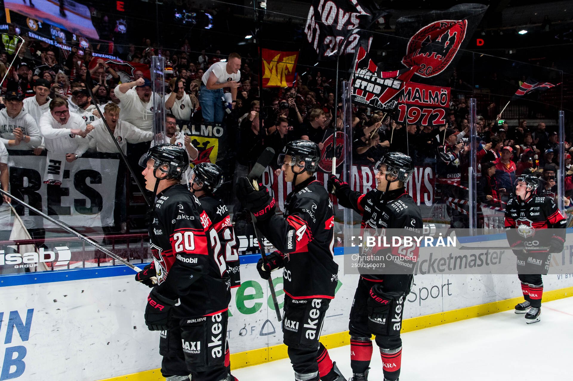 Malmö Redhawks spelare och supportrar jublar