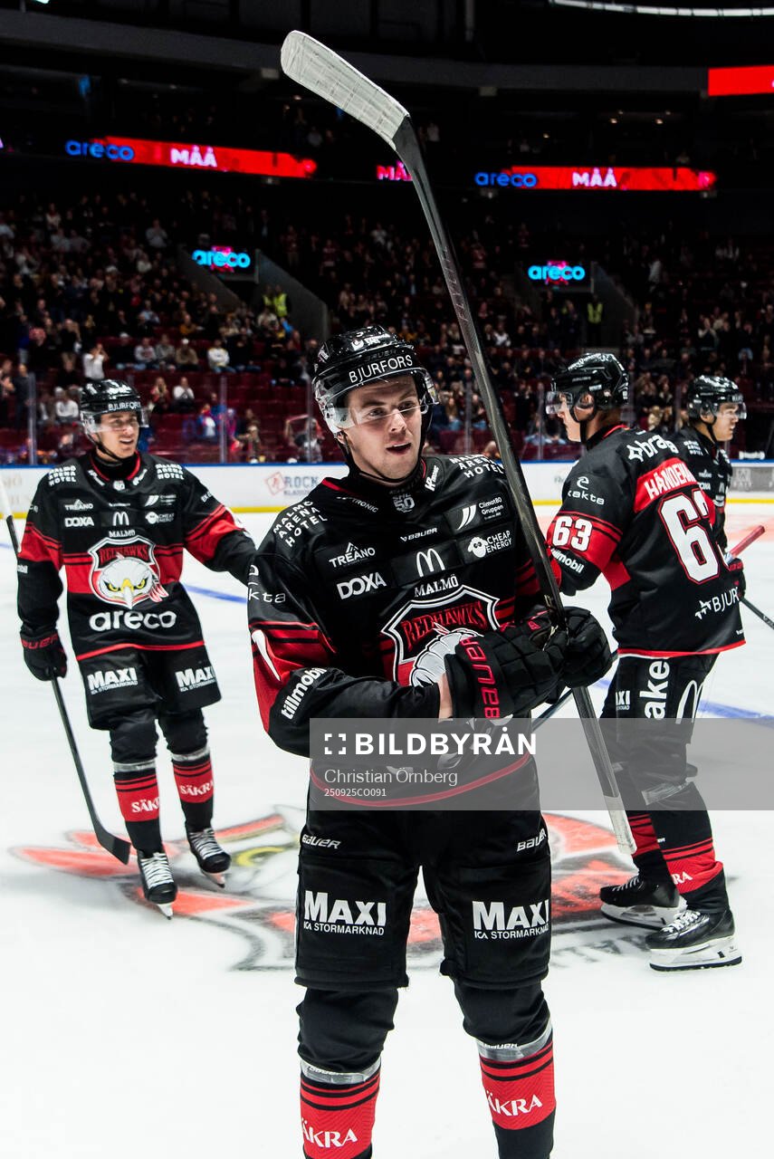 Malmö Redhawks Topi Niemelä jublar
