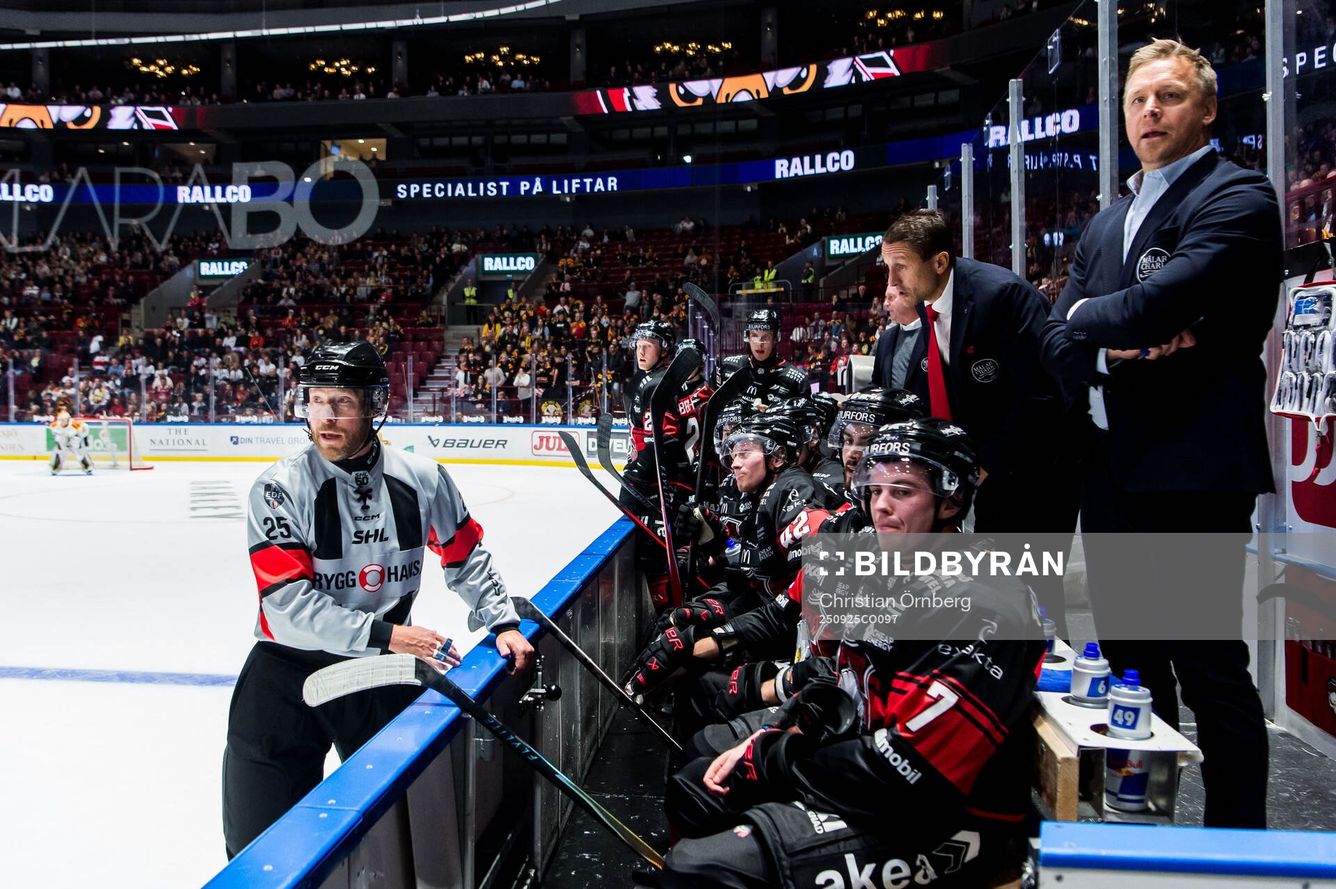 Domare Tobias Björk och Malmö Redhawks tränare Tomas