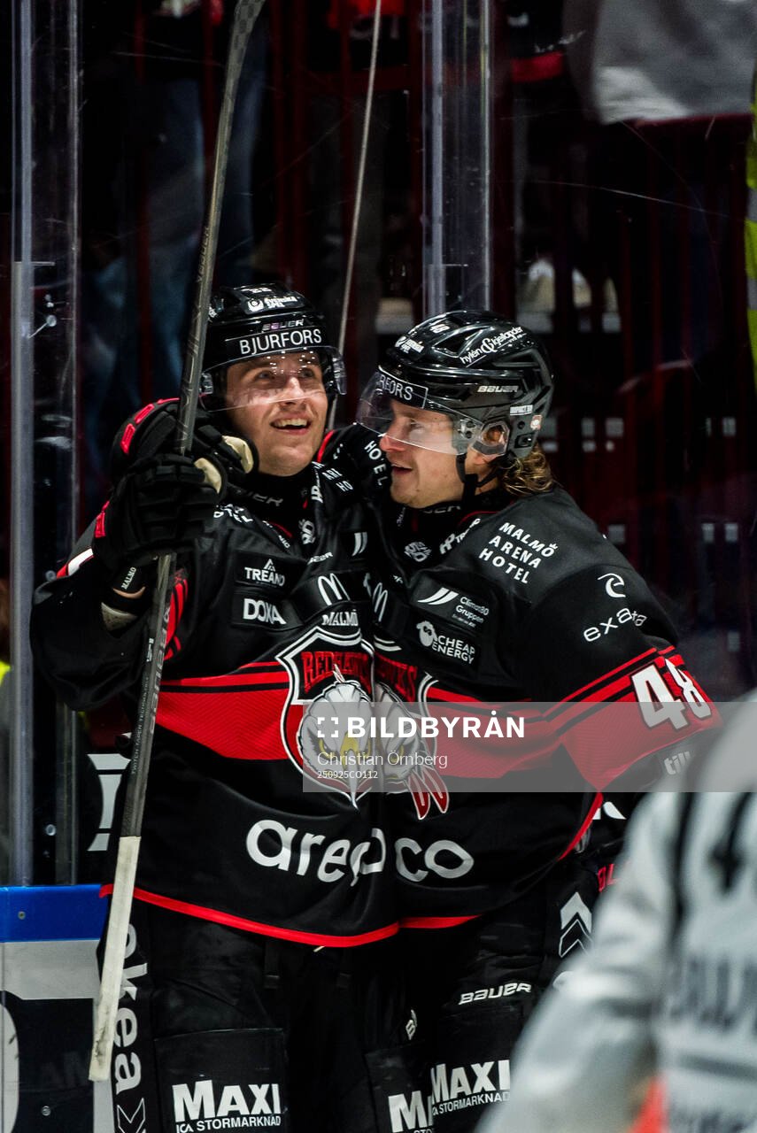 Malmö Redhawks Janne Kuokkanen och Lauri Pajuniemi jublar