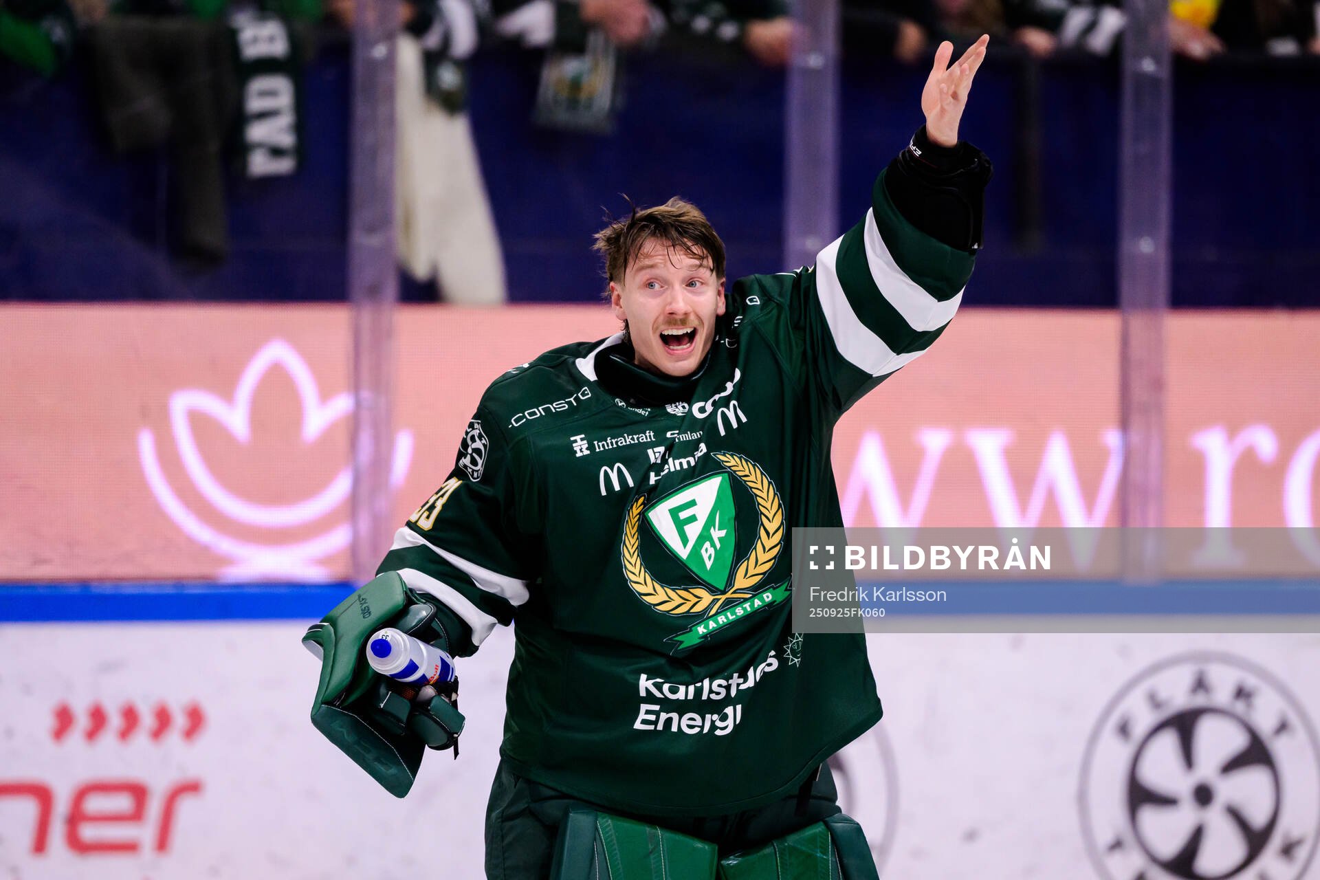 Färjestads målvakt Emil Larmi reagerar