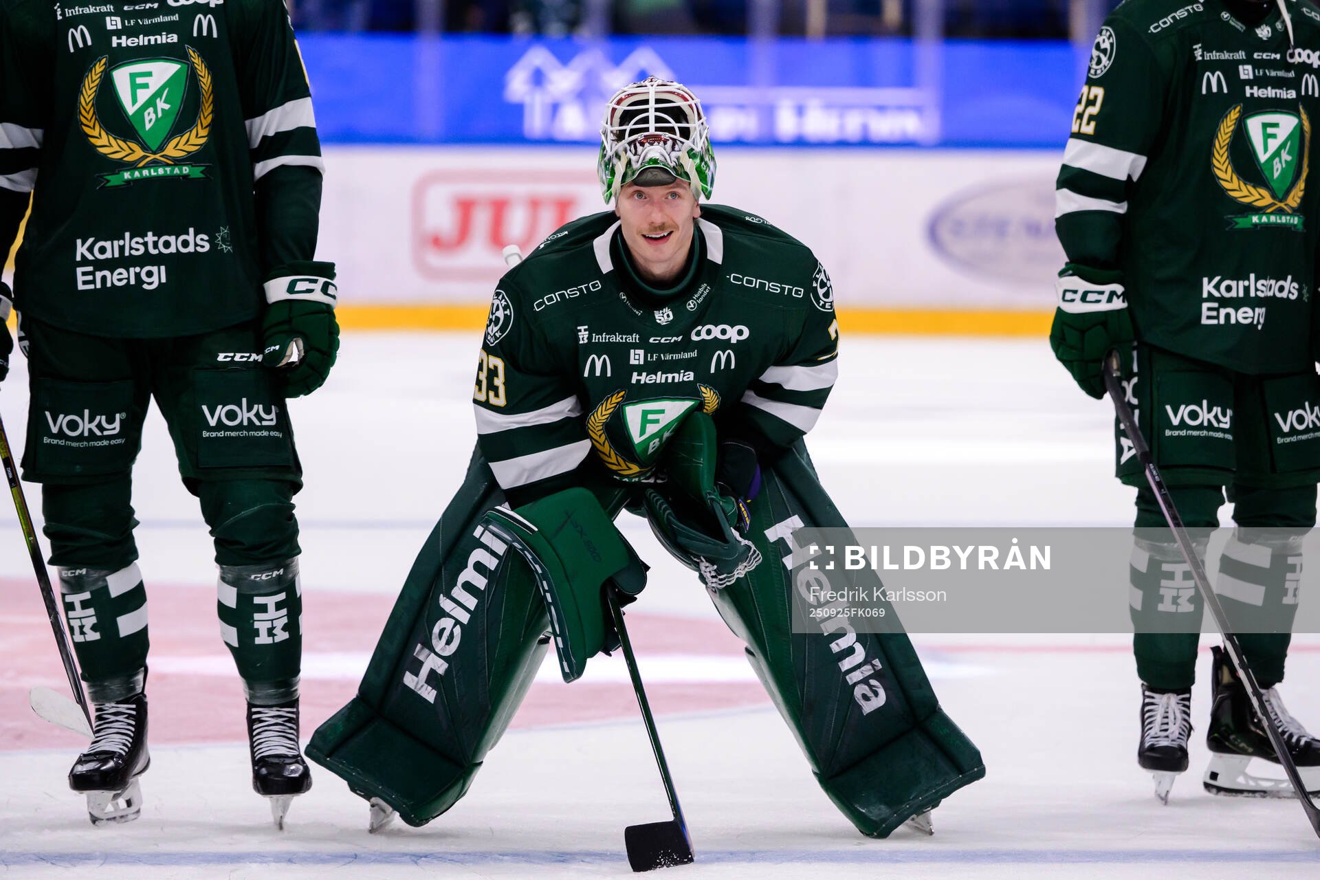 Färjestads målvakt Emil Larmi jublar