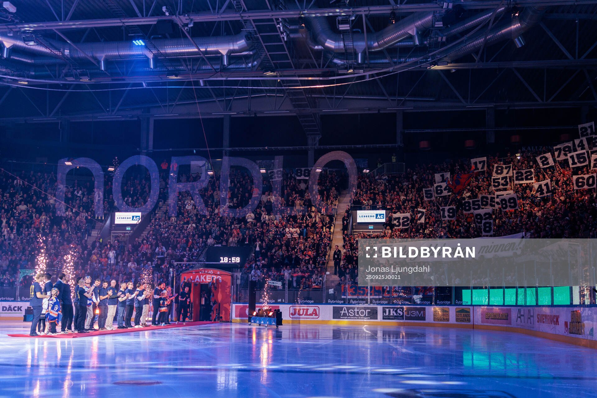 Växjös supportrar med hyllning till tidigare spelare som