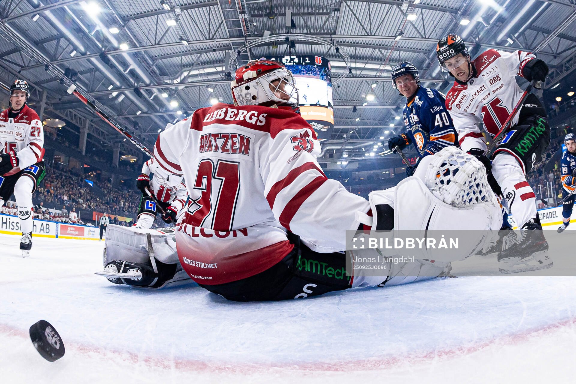 Örebros målvakt Jonas Arntzen och Filip Berglund när