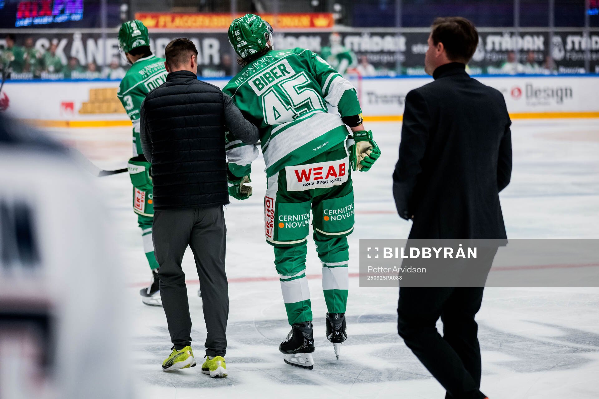 Rögles Gregor Biber lämnar isen