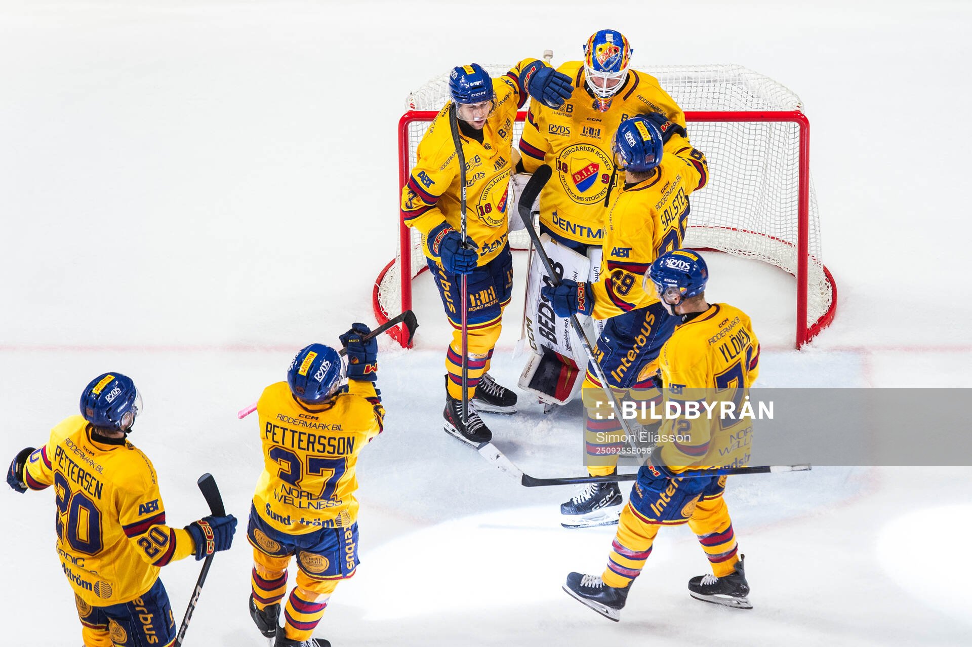 Djurgårdens målvakt Magnus Hellberg jublar med lagkamrater