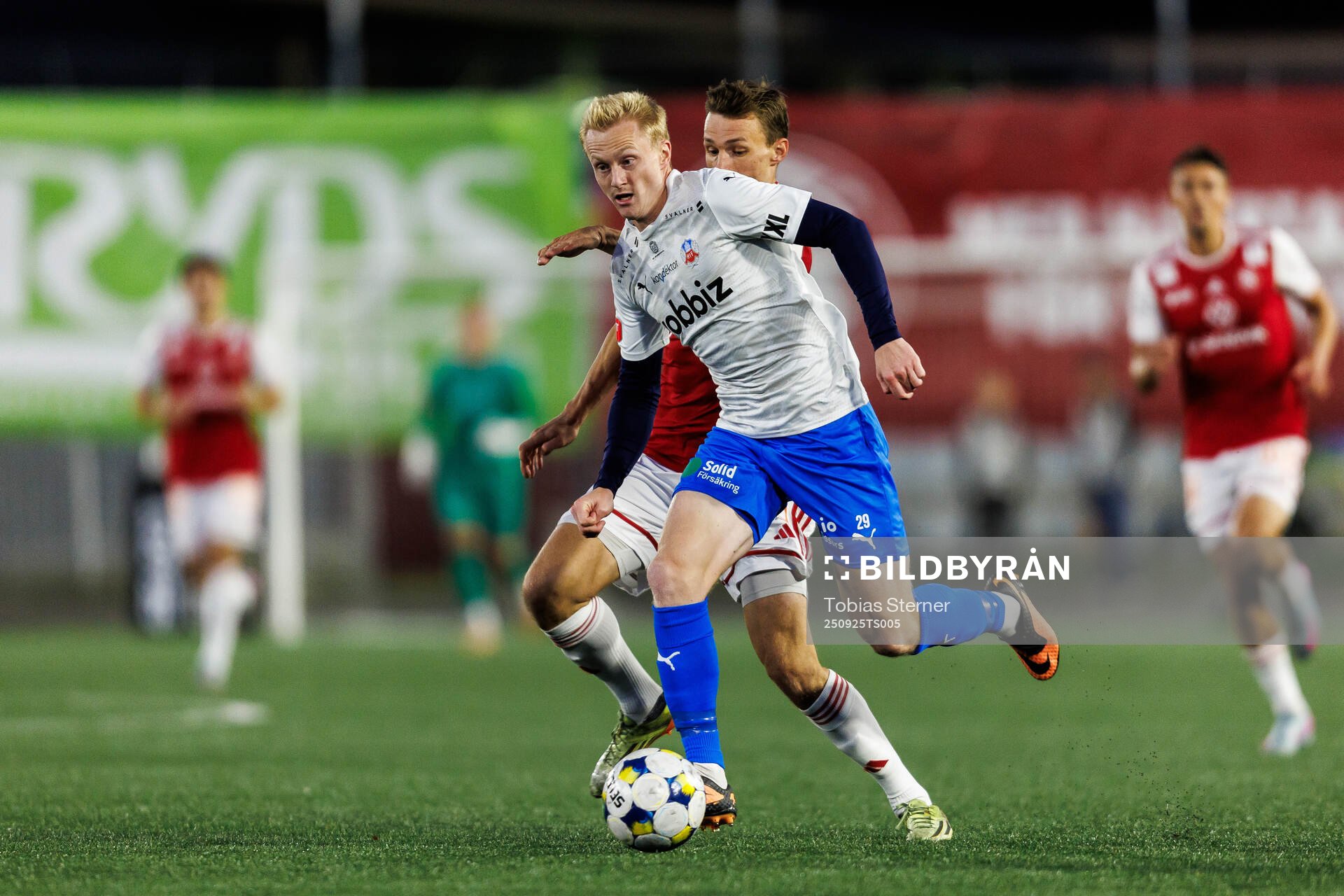 Helsingborgs Oscar Aga och Sandvikens IFs Daniel Söderberg