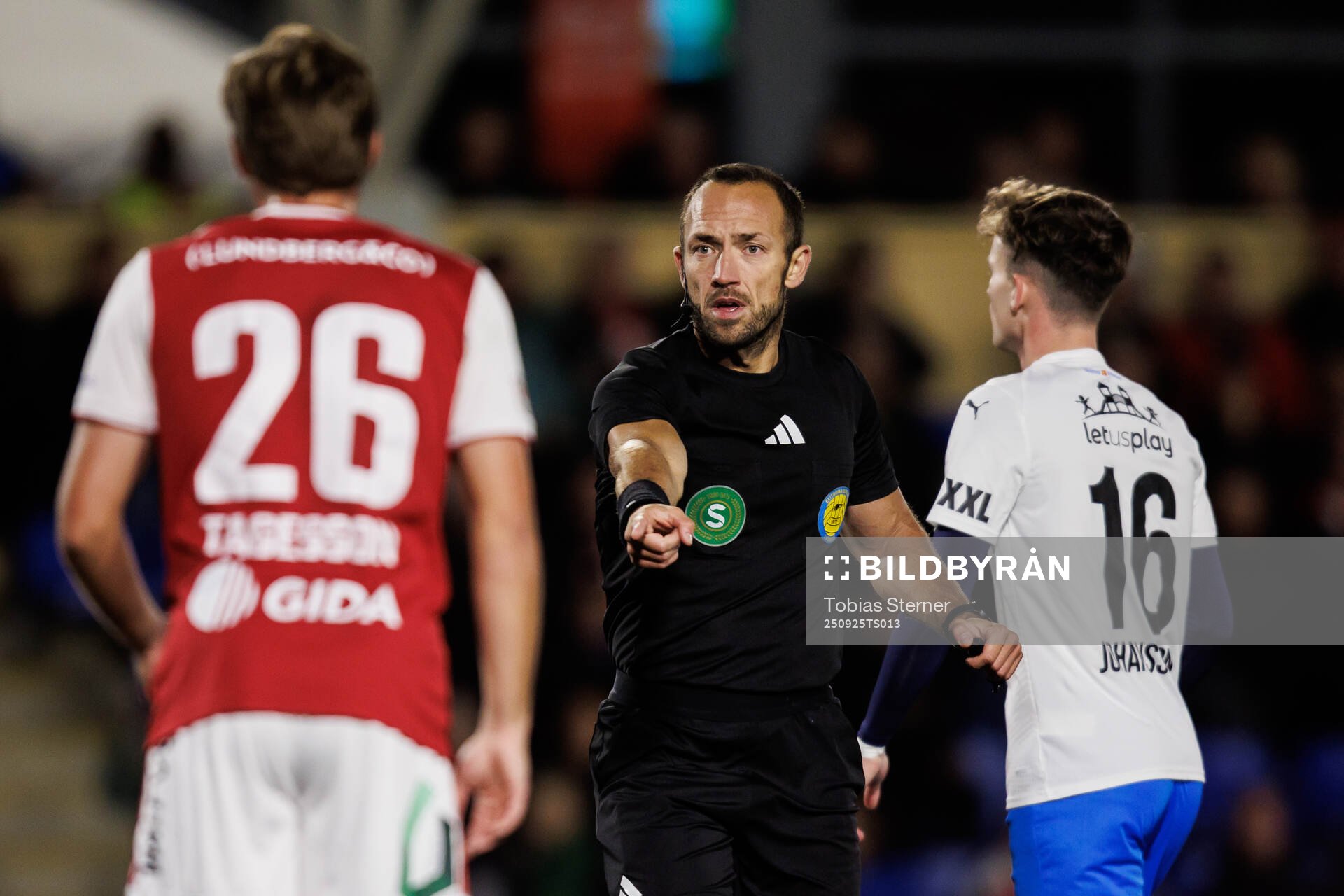Domare Kaspar Sjöberg dömmer straff för Helsingborg